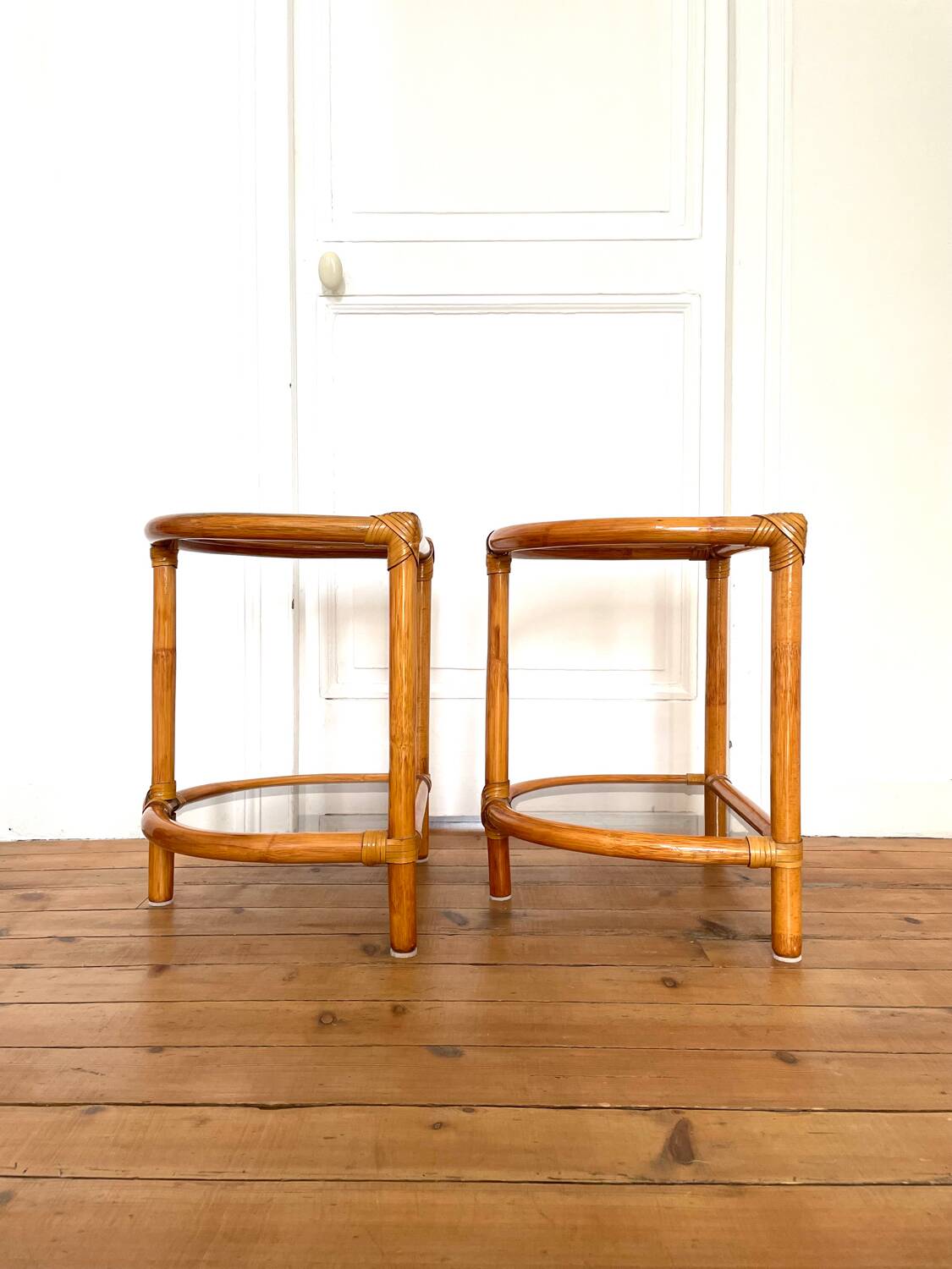 Paire de tables de chevet vintage en rotin et verre fumé