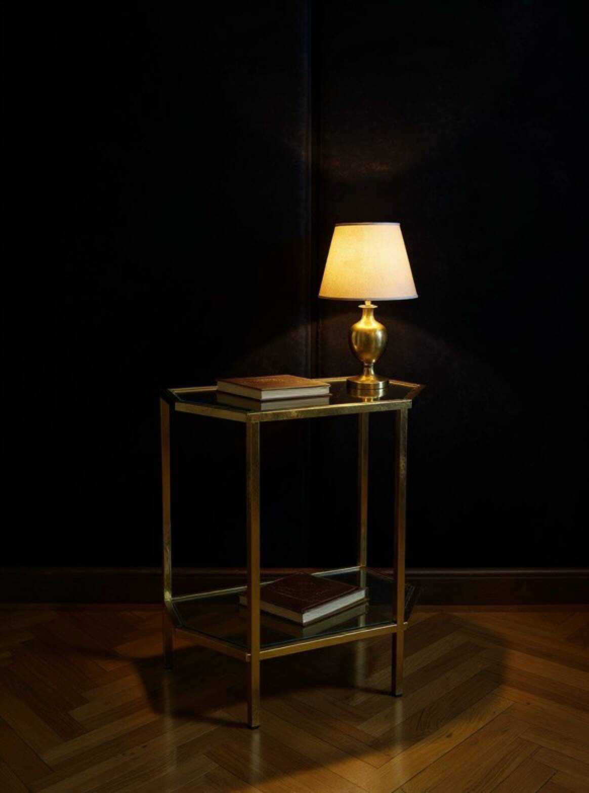 Table d'appoint italienne demi-hexagonale en laiton des années 1970.