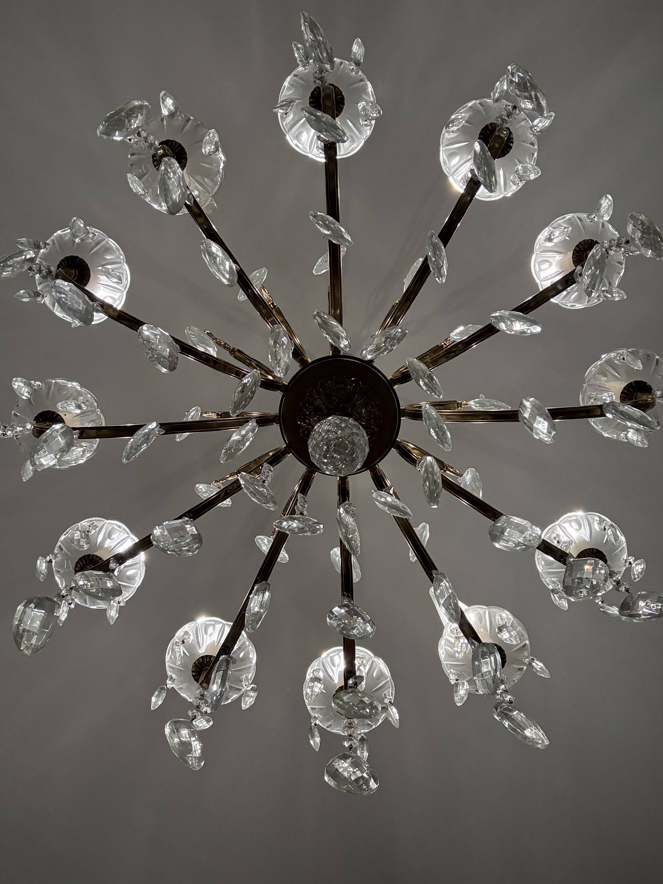 Ensemble de réception en laiton massif et cristal – 2 lustres et 2 applique