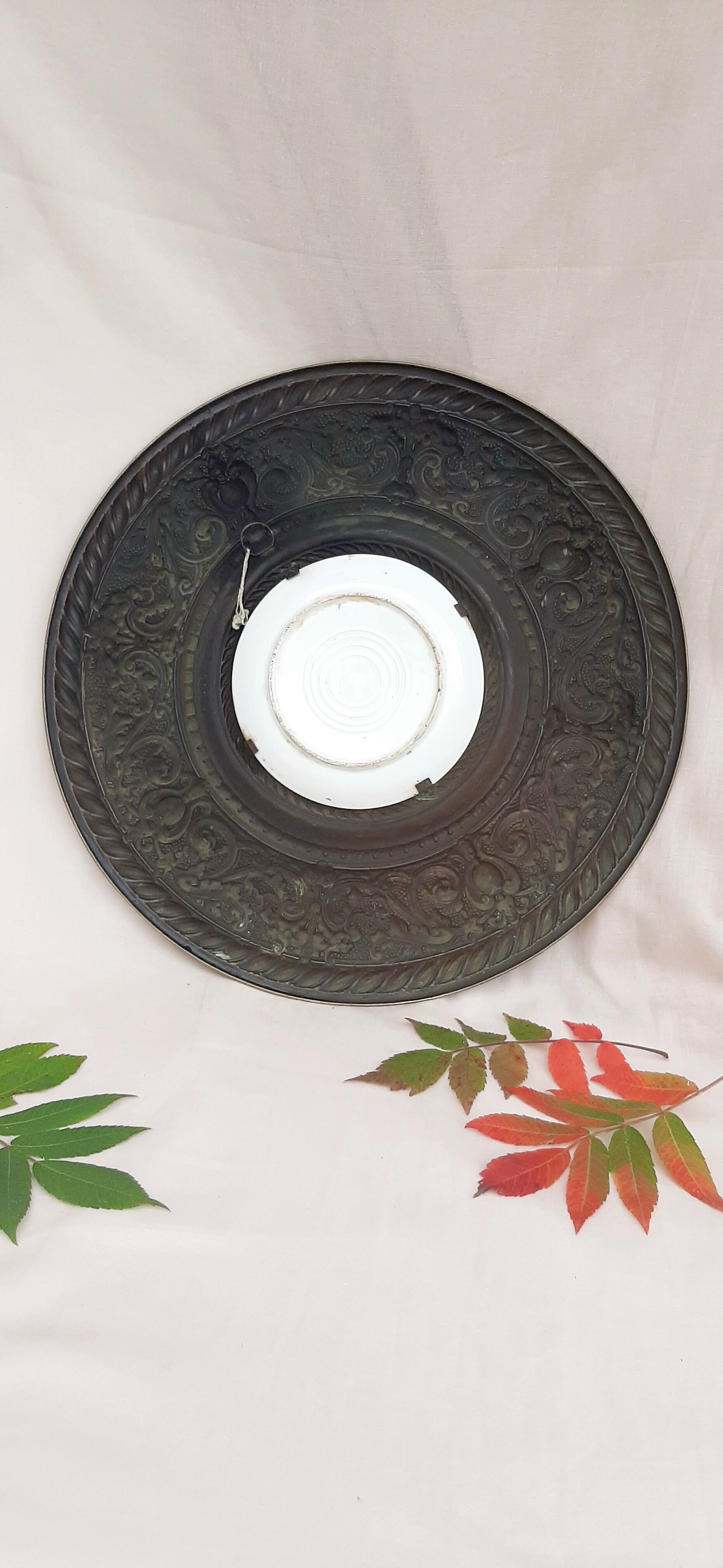 Brass wall decoration repelled hand-painted portrait