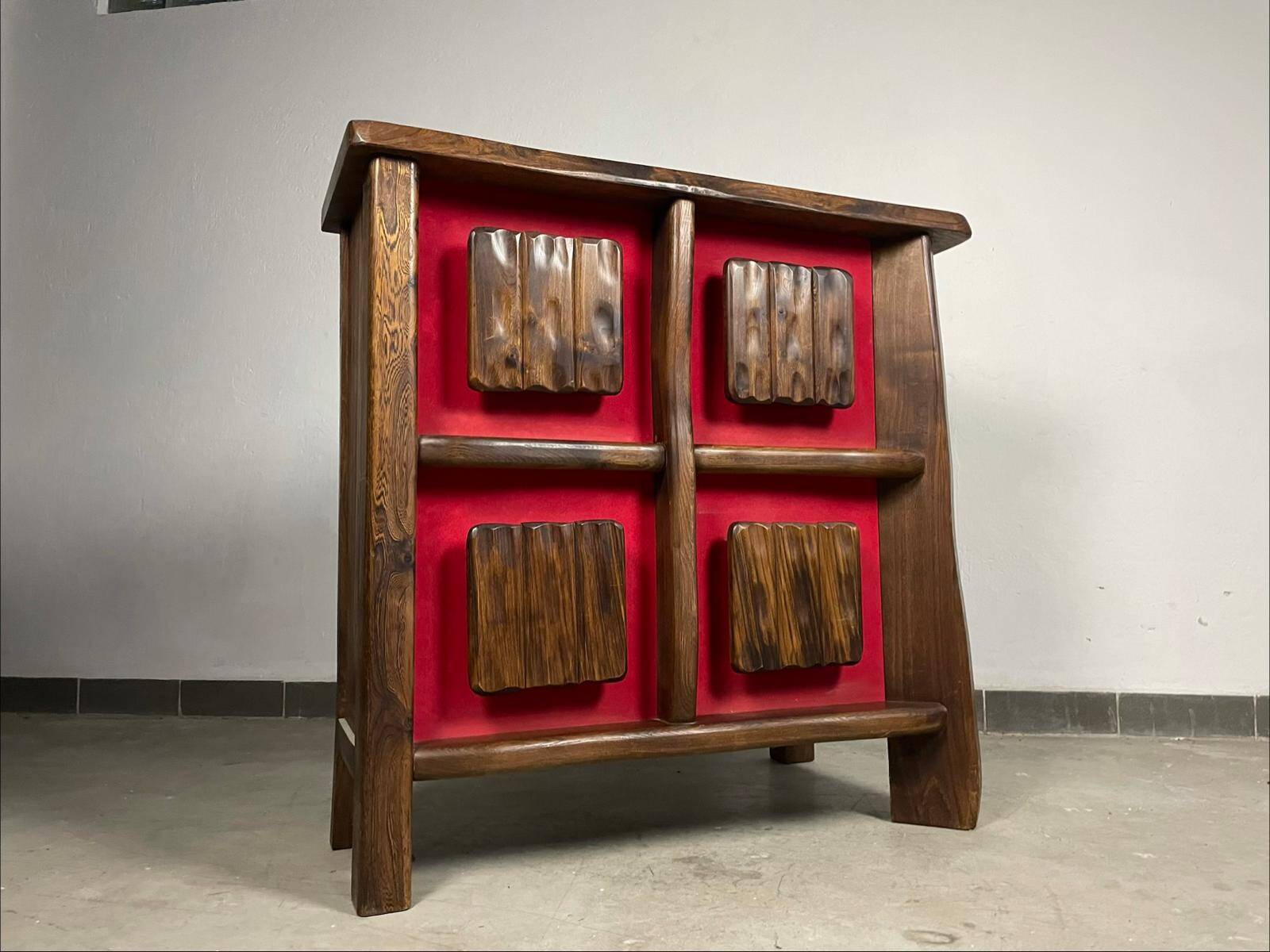 Cabinet de bar rétroéclairé brutaliste des années 70, en bois massif, style scandinave.