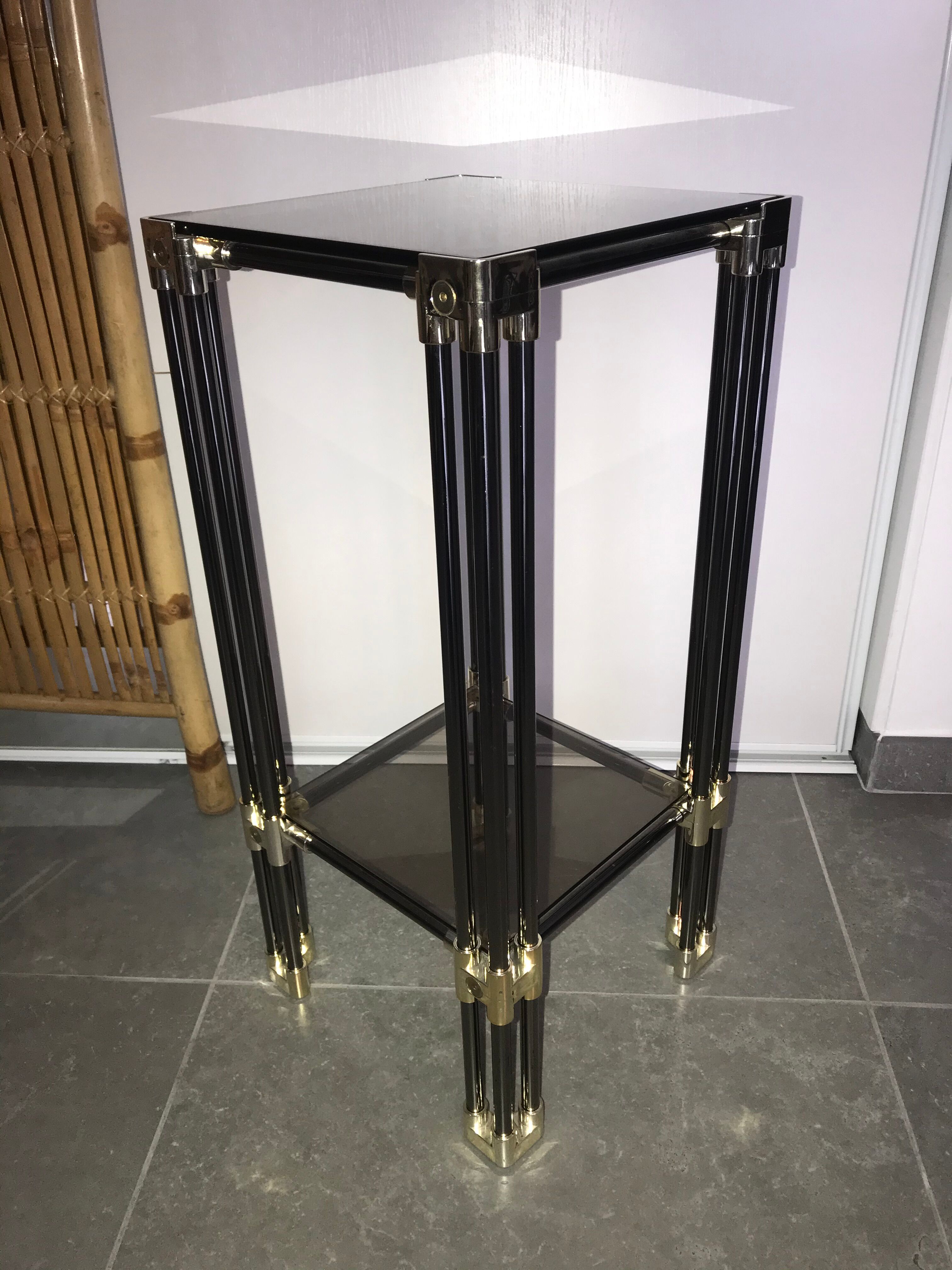 Metal square sellette and 2-storey smoked glass
