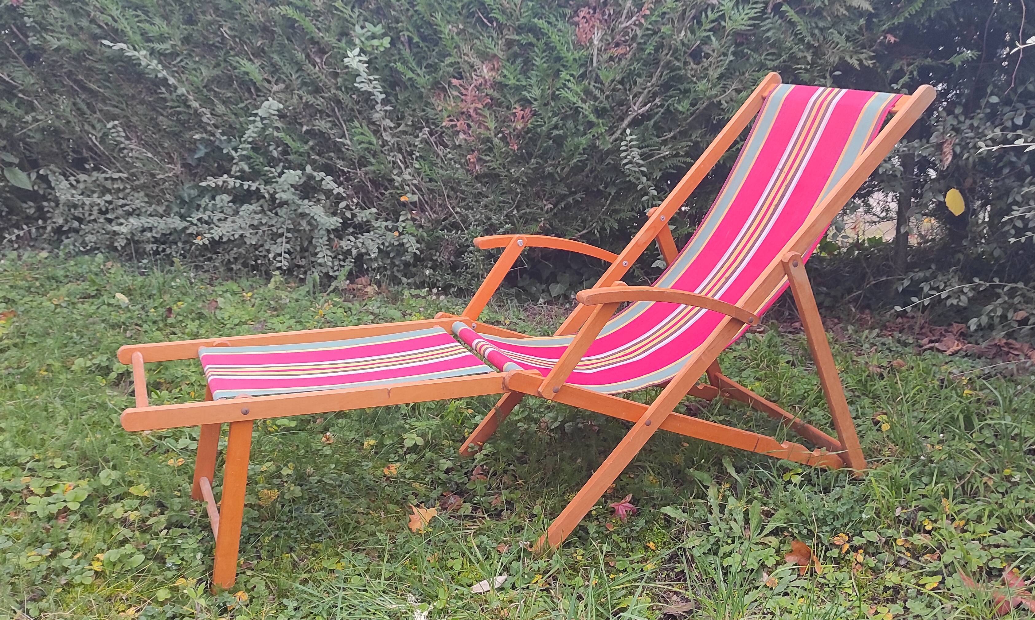 Vintage deck chair in wood and striped fabric - mid-20th century