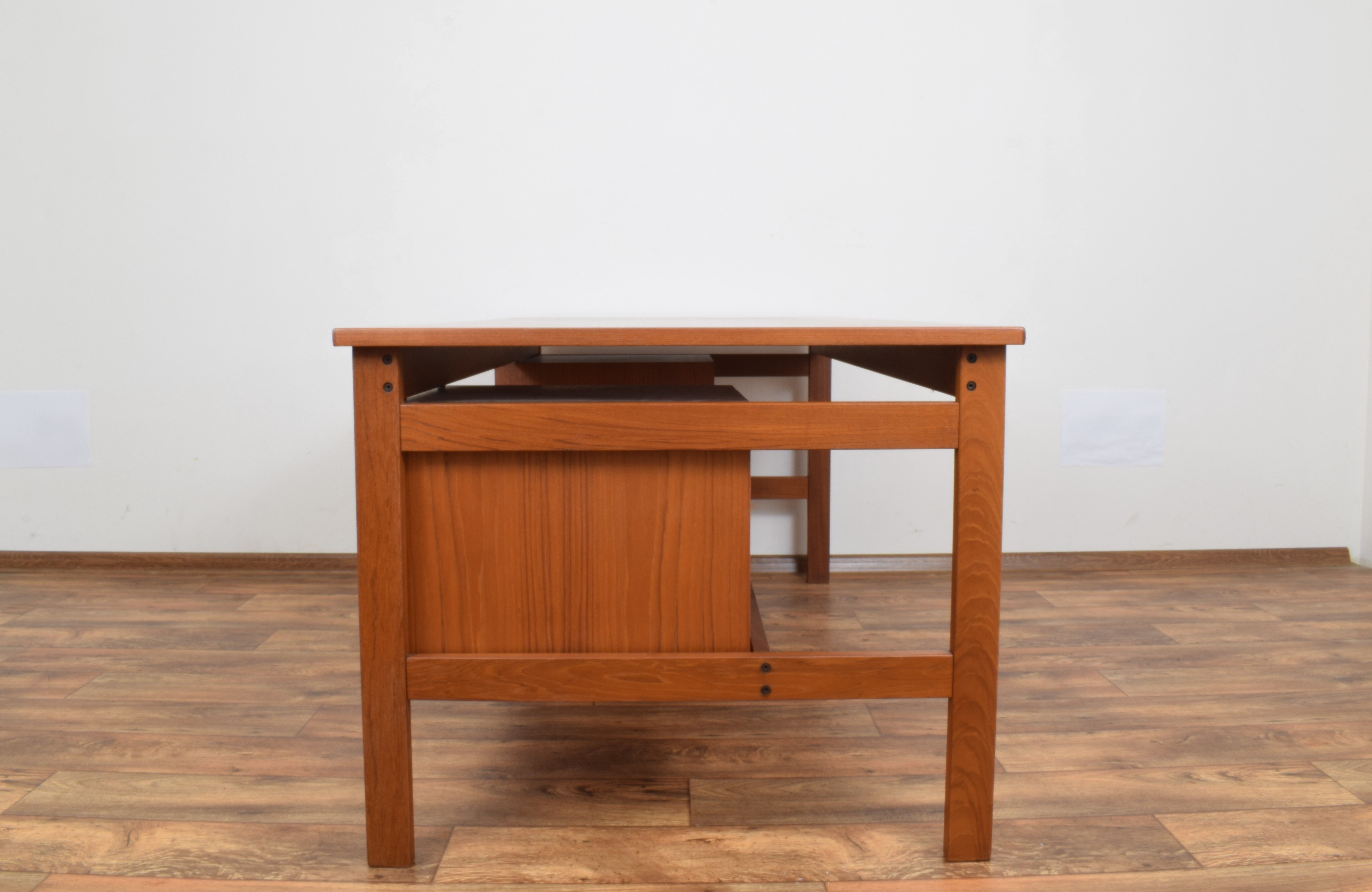 Mid-century danish teak desk, 1970