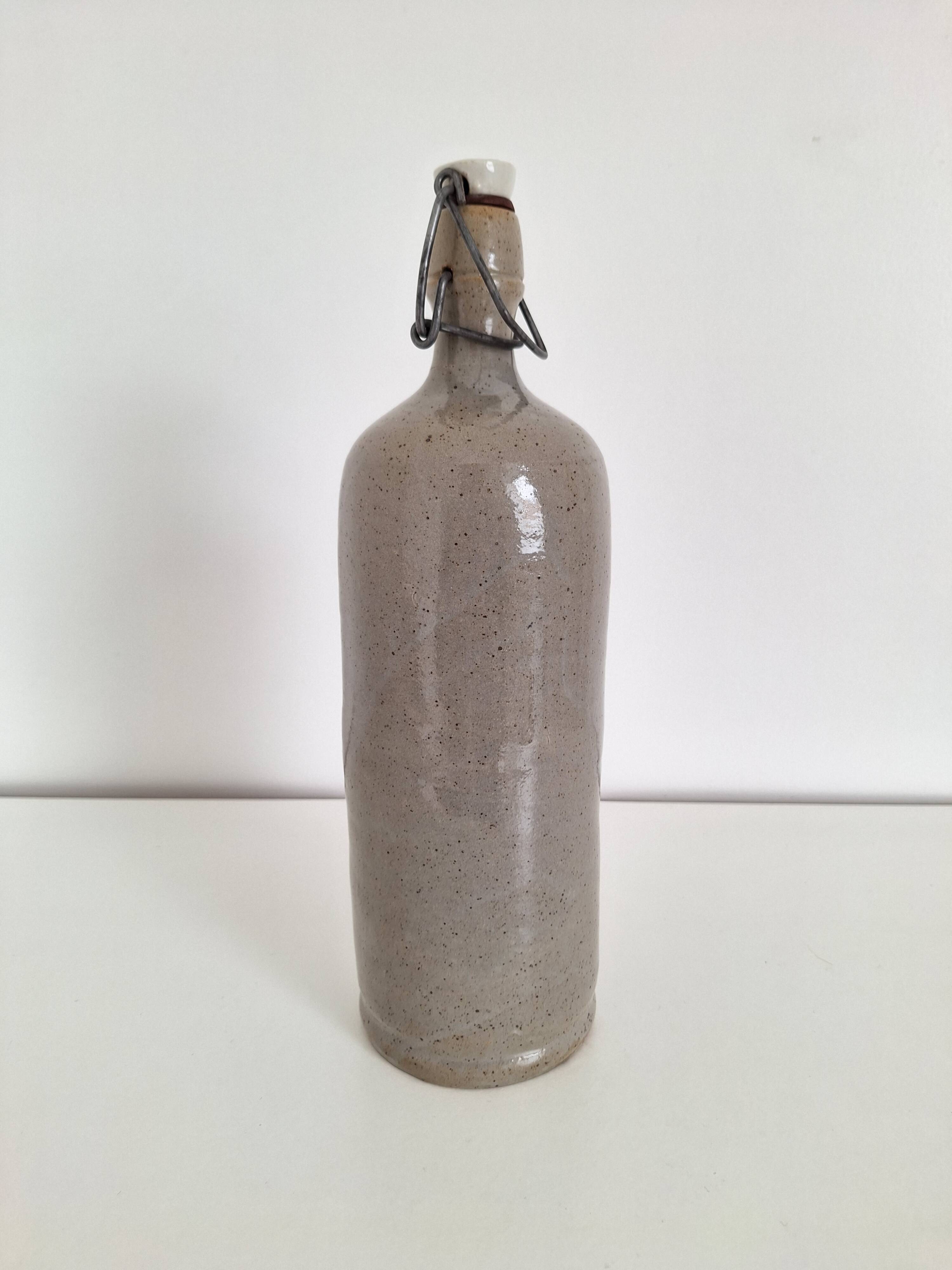 Bouteille en grès vintage