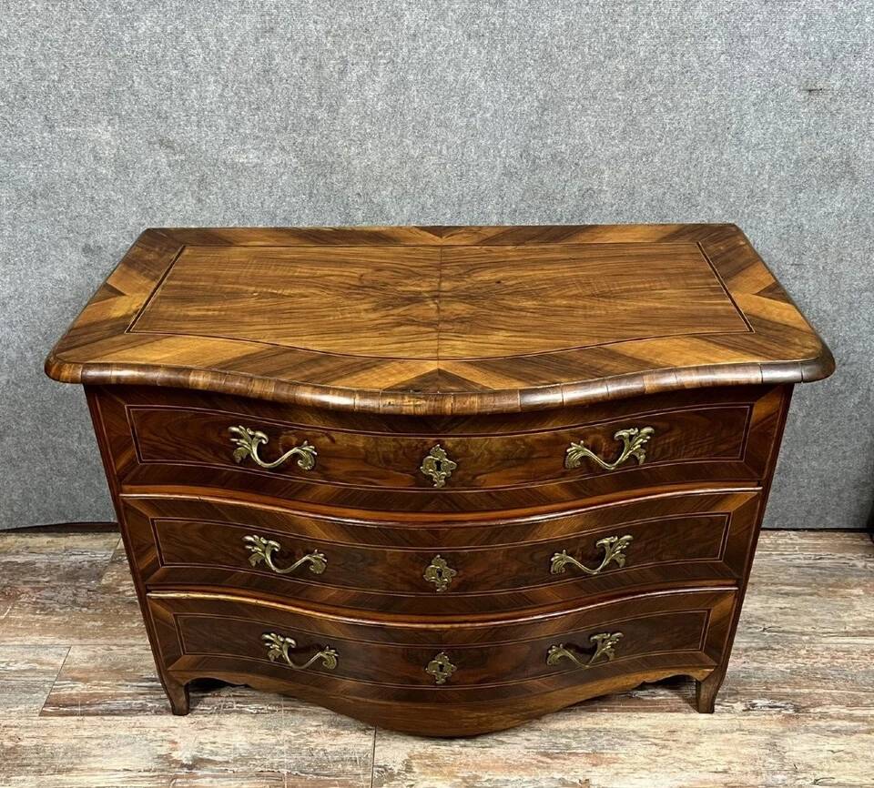 Commode galbée époque Louis XV en marqueterie de bois précieux vers 1750