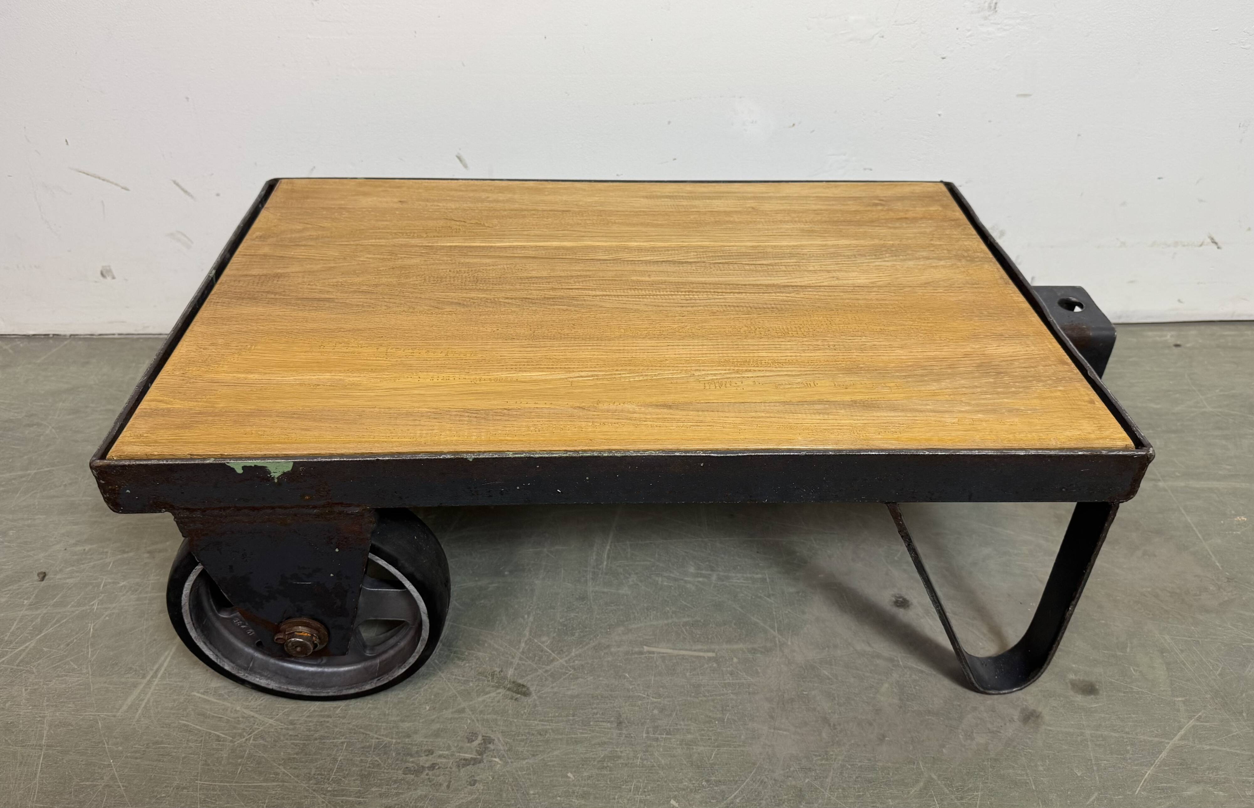 Table basse industrielle noire, années 1960
