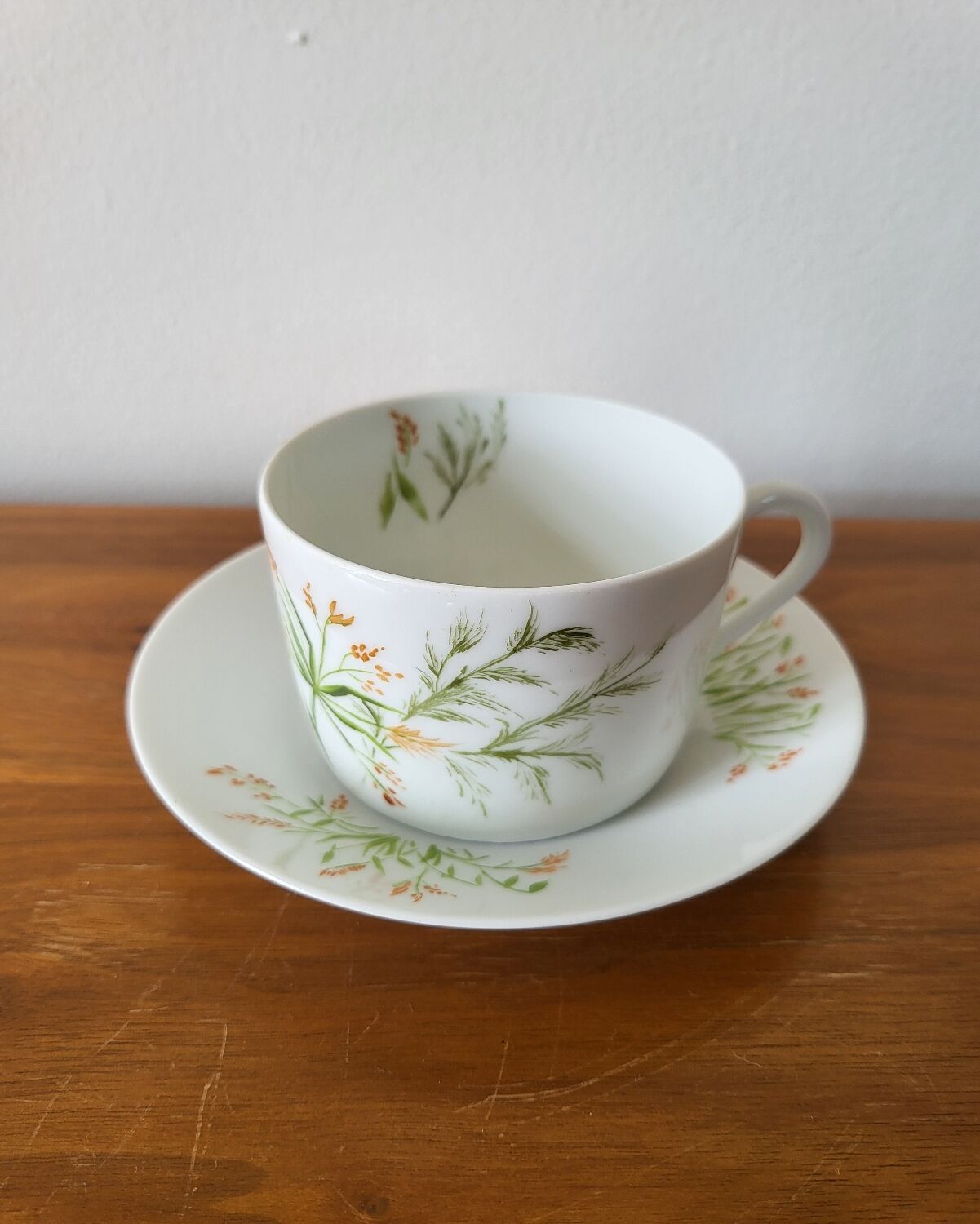Tea cup and saucer in Limoges porcelain, Edith du Tertre design.