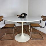Table ronde blanche pied tulipe attribuée à Arkana