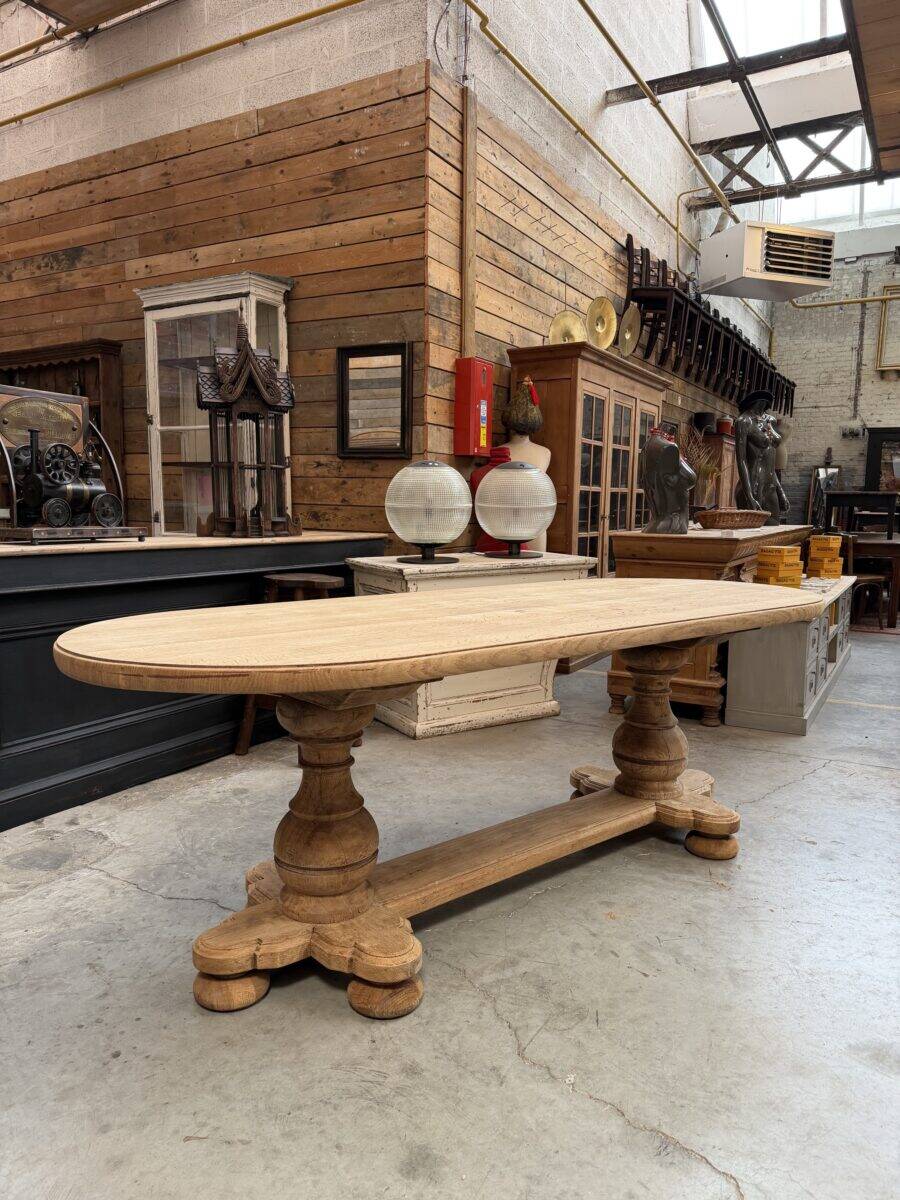 Oval table in solid oak