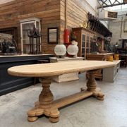 Oval table in solid oak