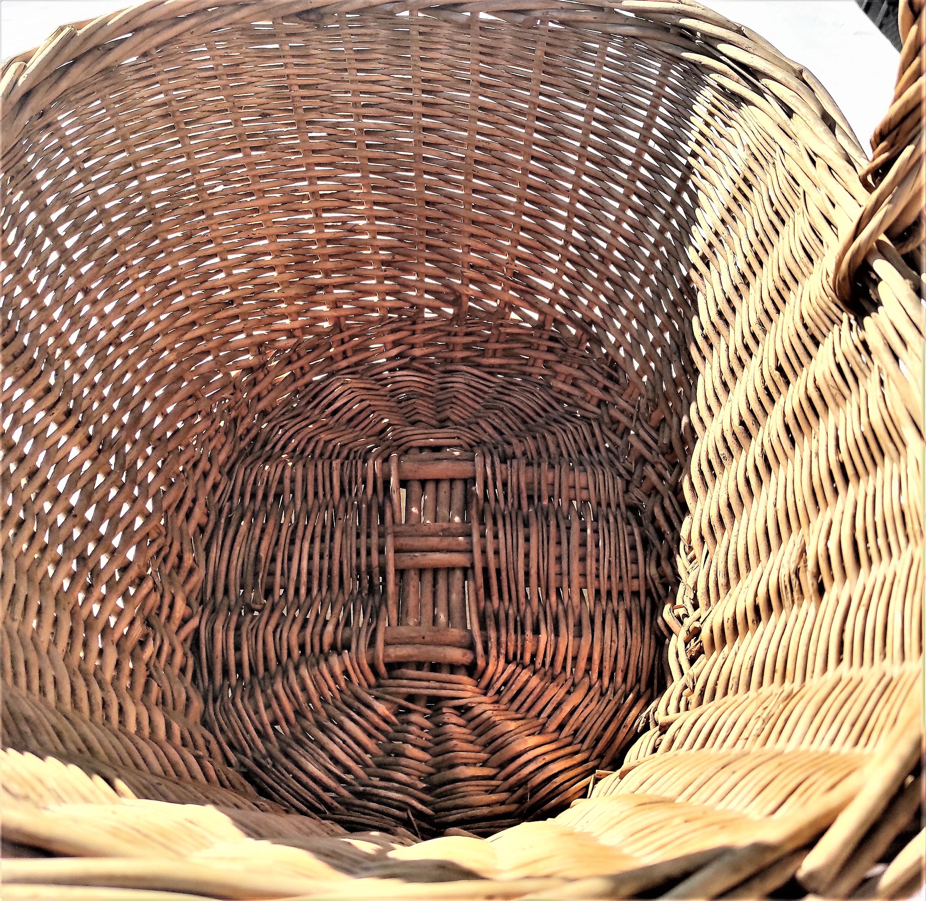 Old and very large flared wicker basket braided vintage for racing market etc ...  from 52 x 45 x 39 cm