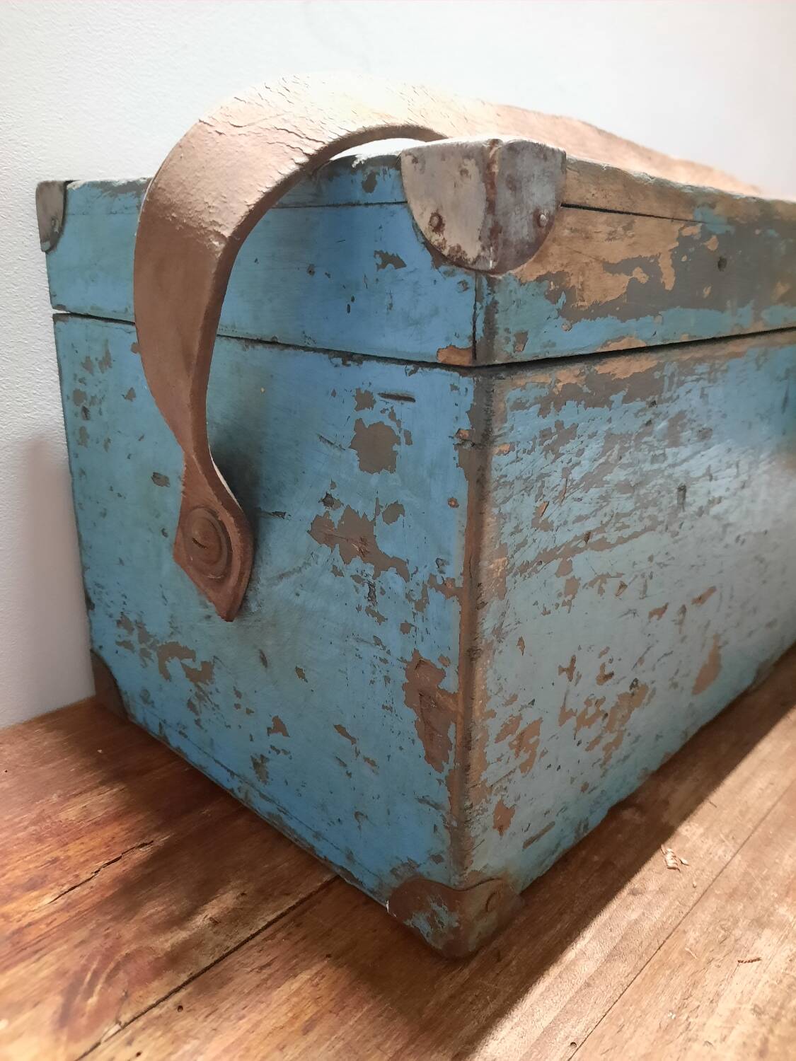 Malle ancienne en bois patinée bleue