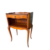 Table de chevet vintage en bois style Louis XV / chic campagne