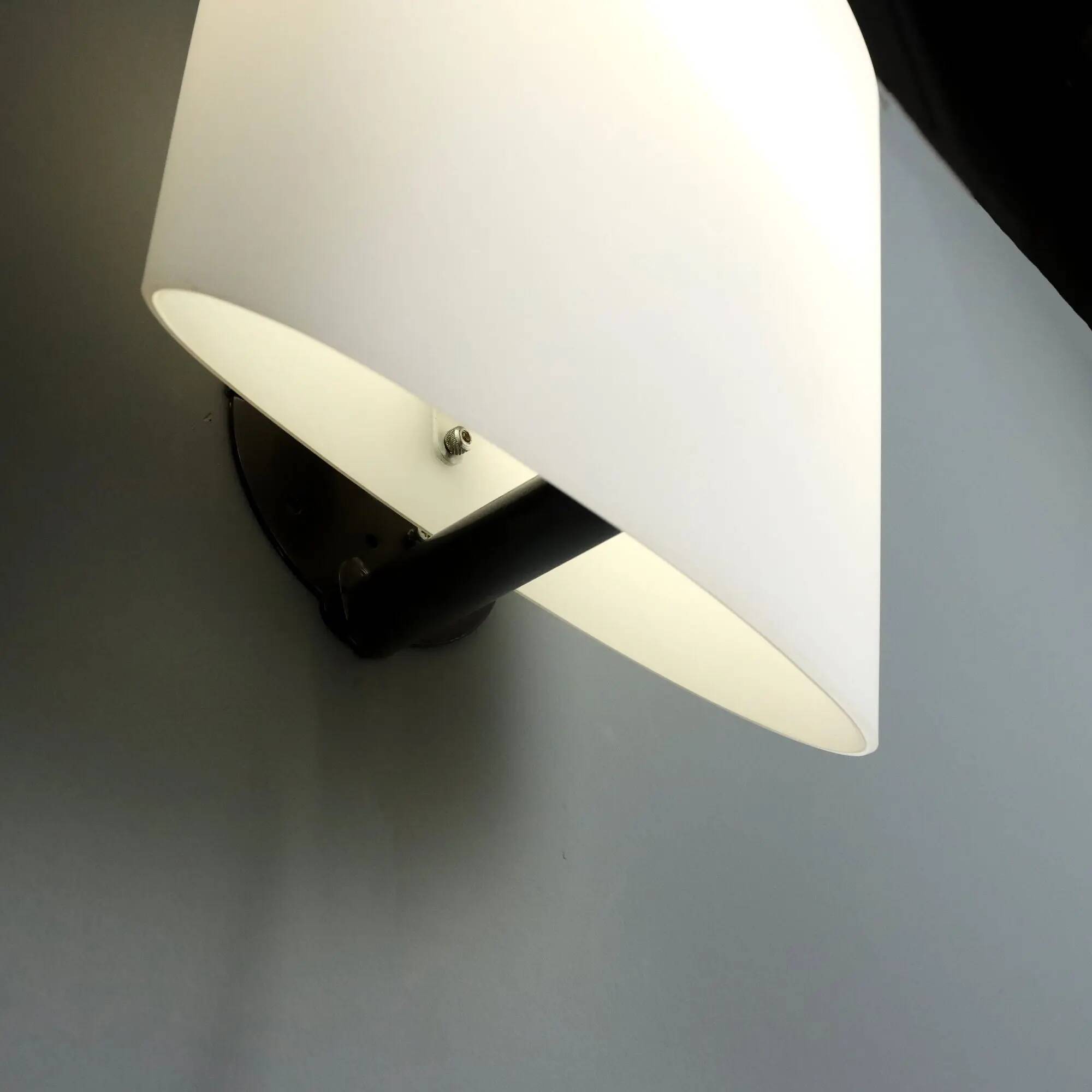 Vintage wall light in opaline glass, Italian design, 1980s.