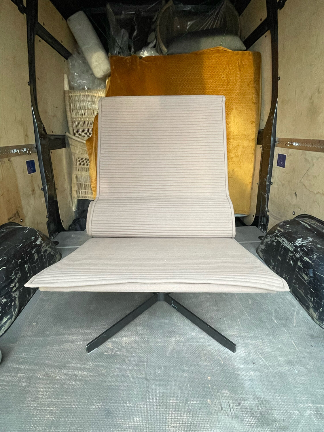 B&B Italia swiveling chair in beige hopsack