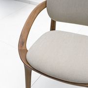 Ensemble de six chaises de salle à manger contemporaines italiennes avec cadre courbé sculptural.
