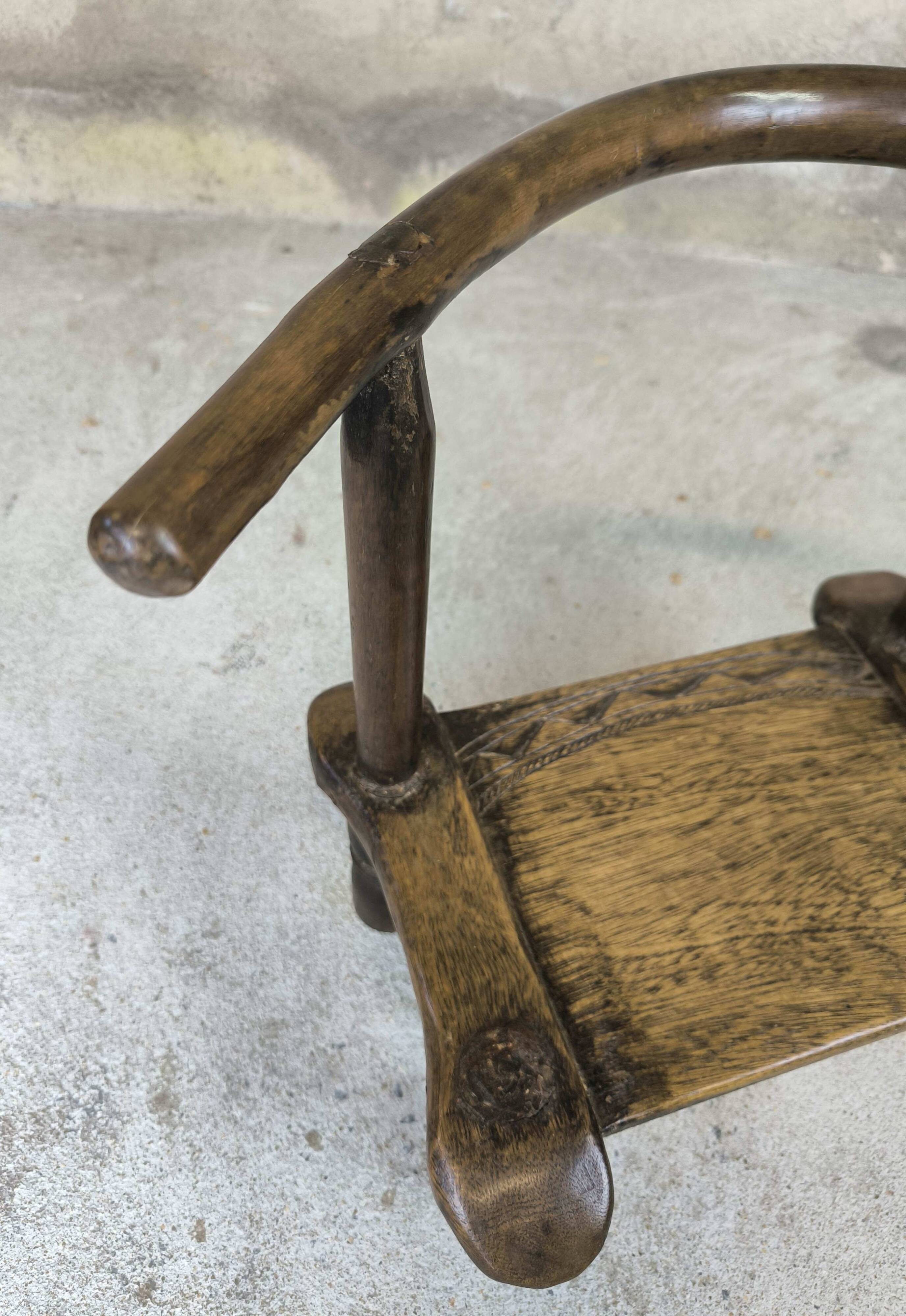 Petite chaise baoulé en bois