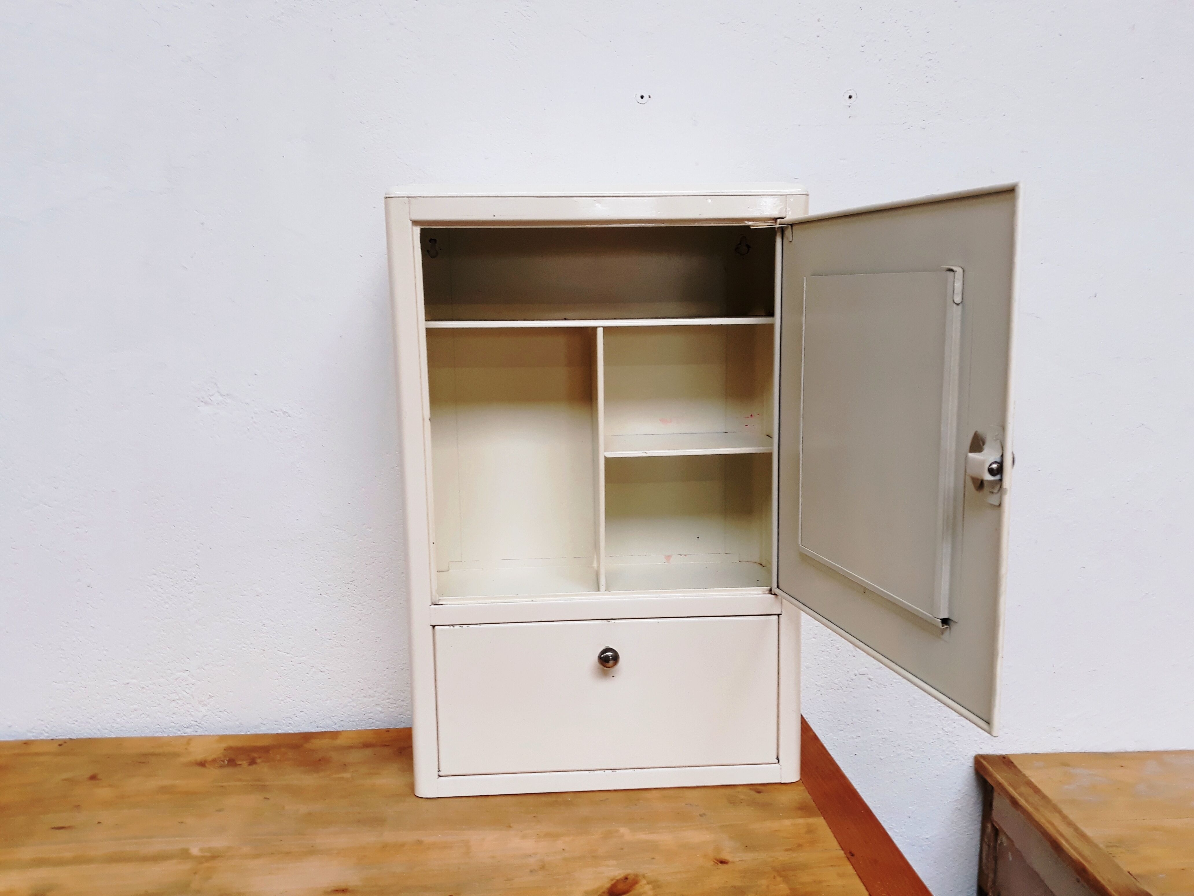 Armoire à pharmacie vintage en métal Selency