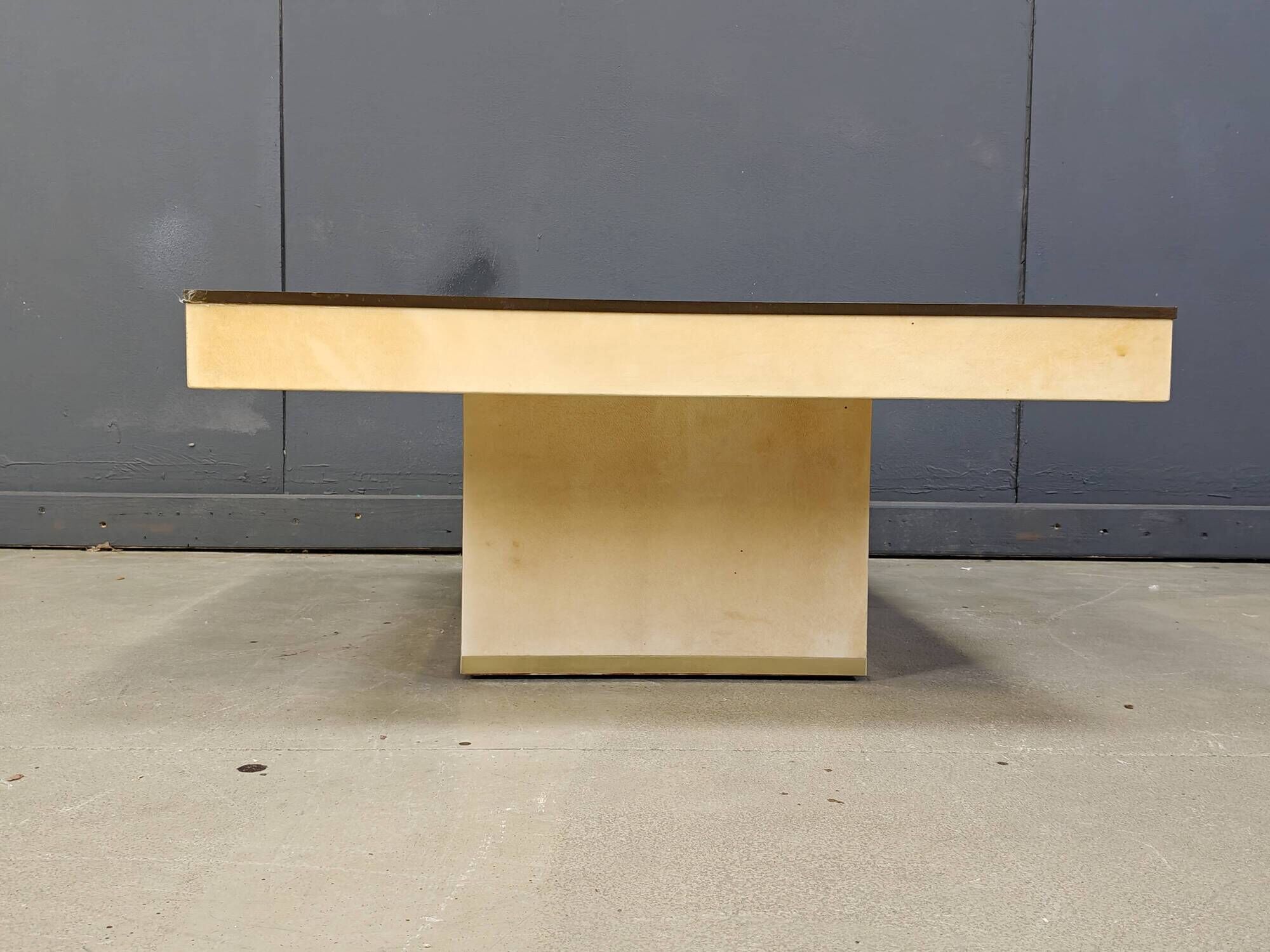 Table basse en peau de chèvre laquée Aldo Tura, années 1960