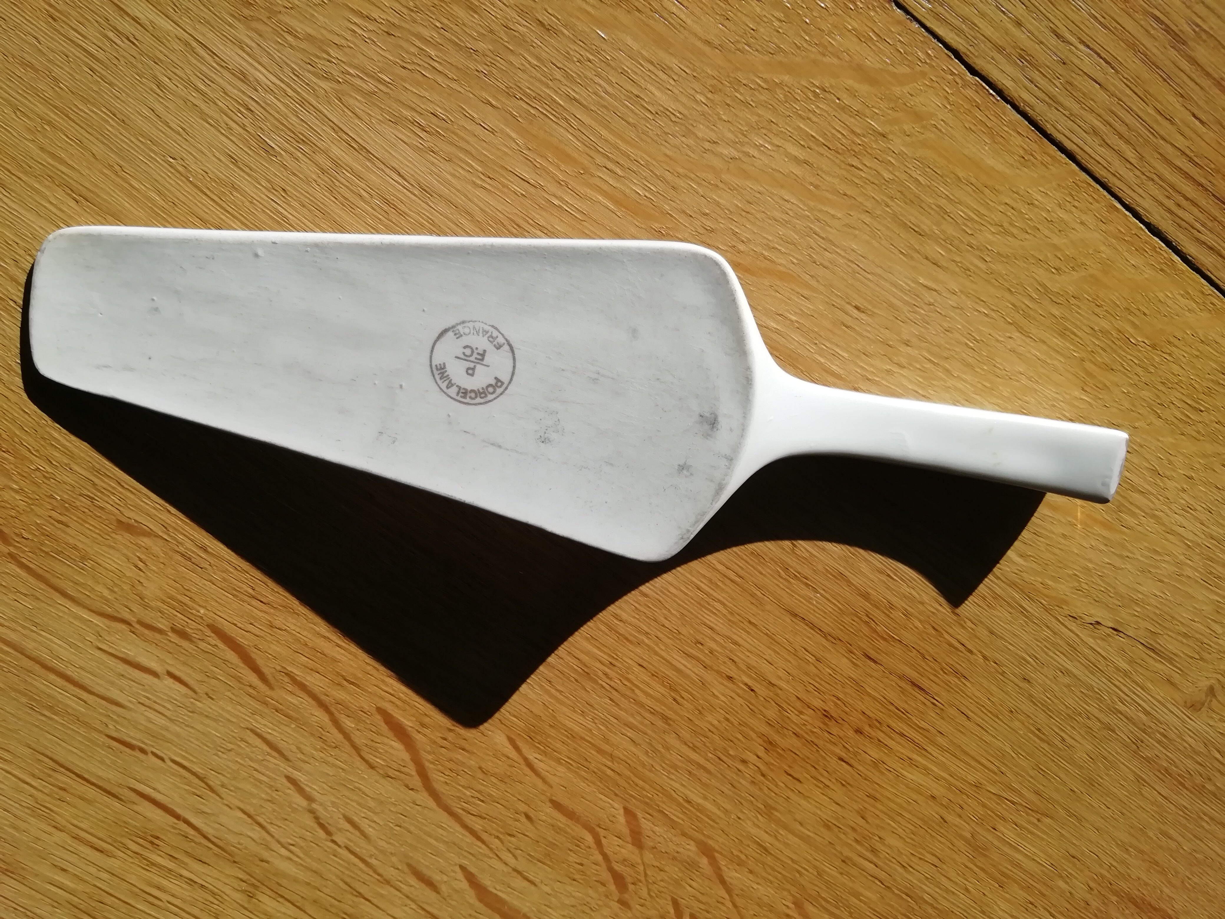 Porcelain pie shovel