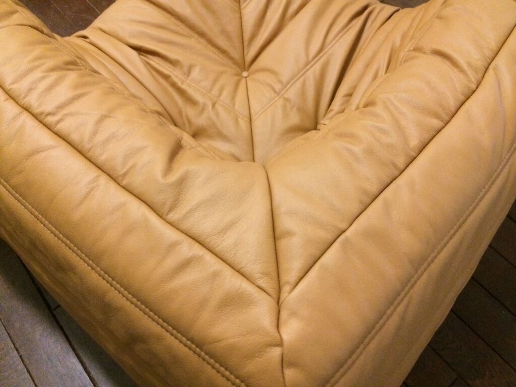 Chauffeuse d'angle Togo modèle dessiné par Michel Ducaroy 1973