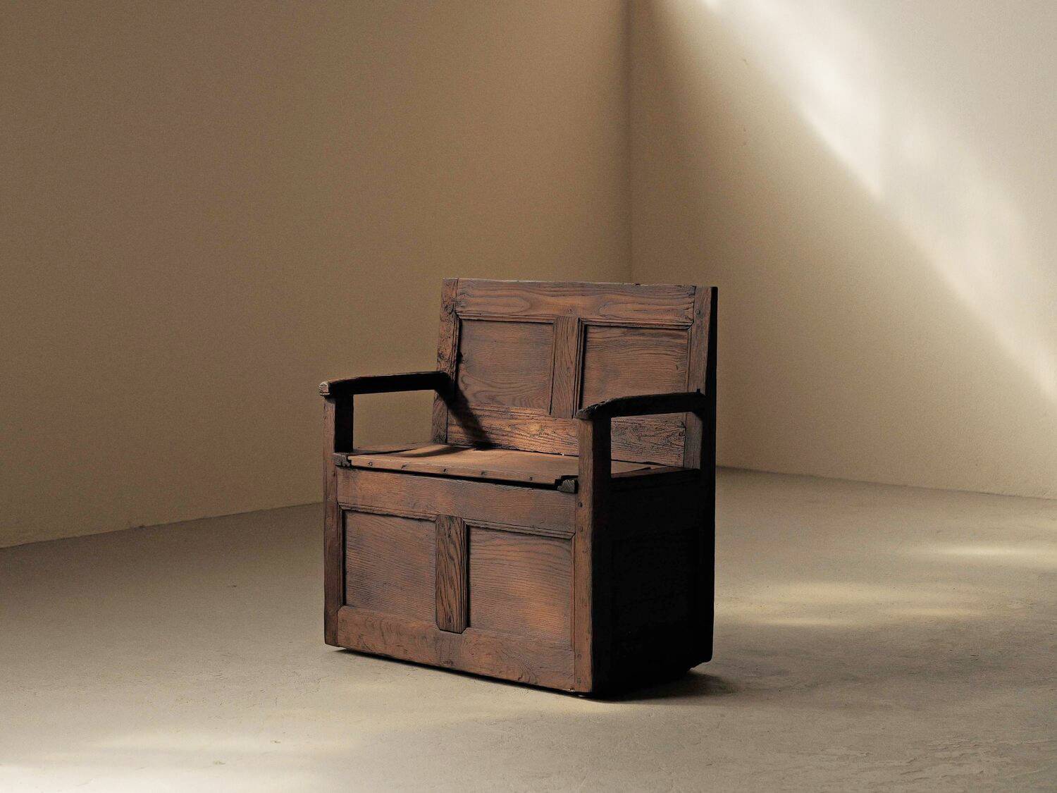 Farm chest bank in solid wood, Auvergne, 19th century
