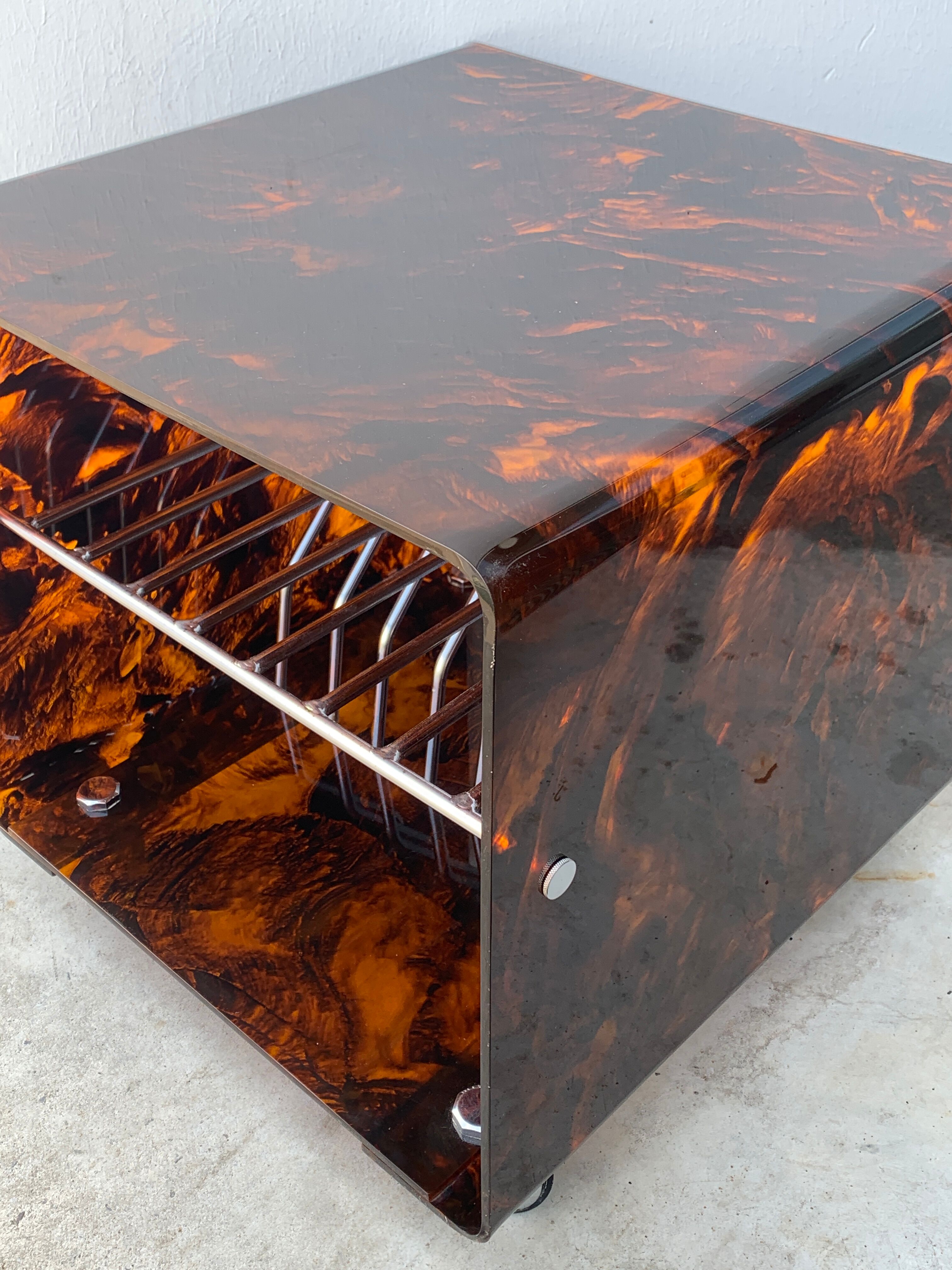 Range records or vinyl range in plexi, turtle scales effect, on wheels, 1970