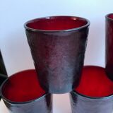 Lot de 5 verres en verre coloré bordeaux années 70