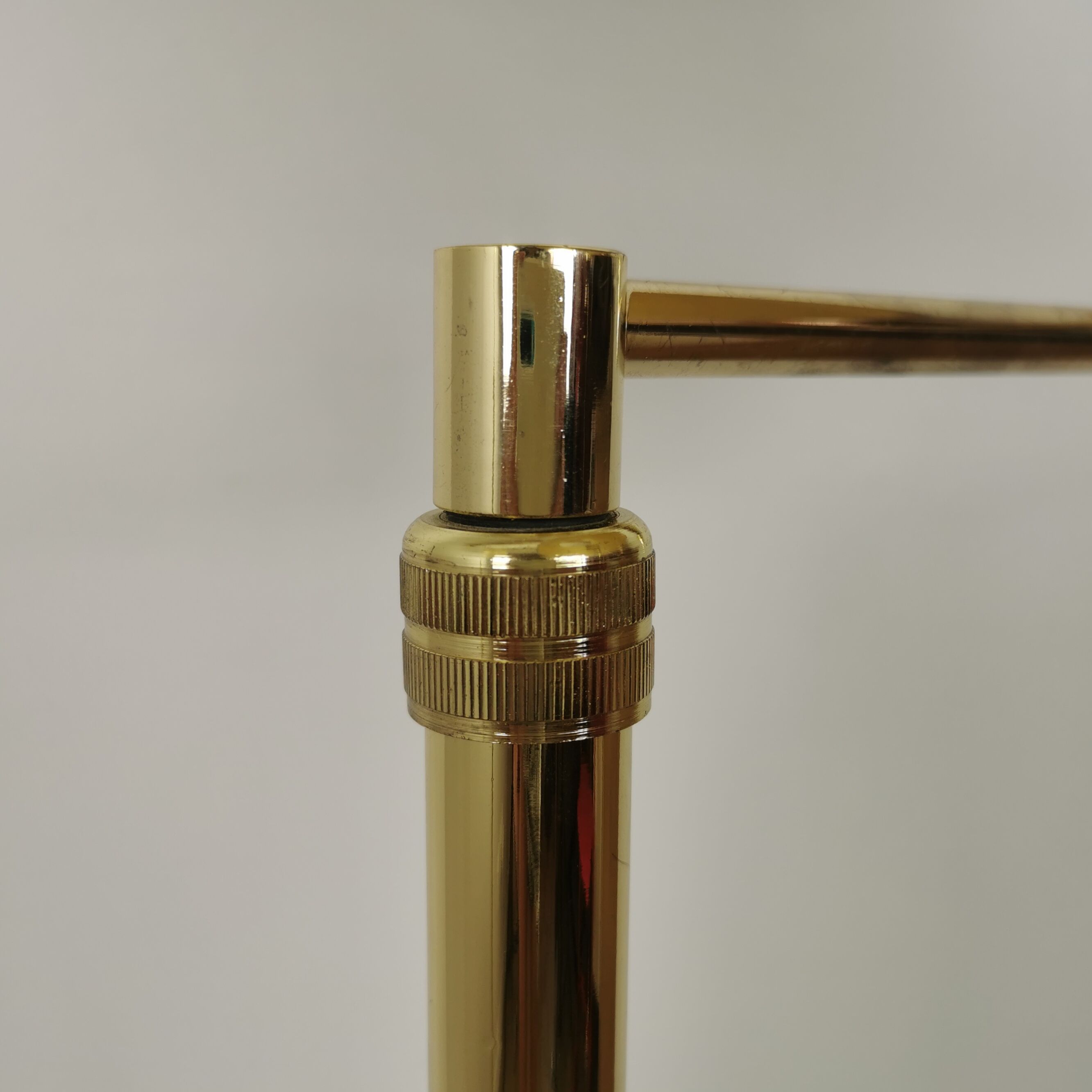 Articulated e-reader floor lamp