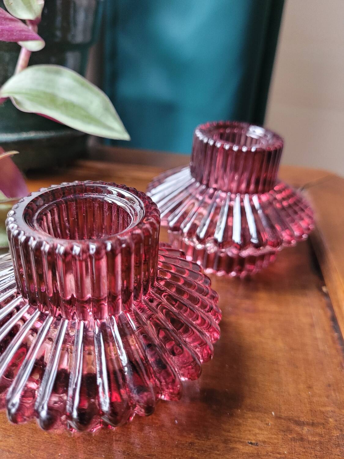 Lot de 2 bougeoirs en verre violet