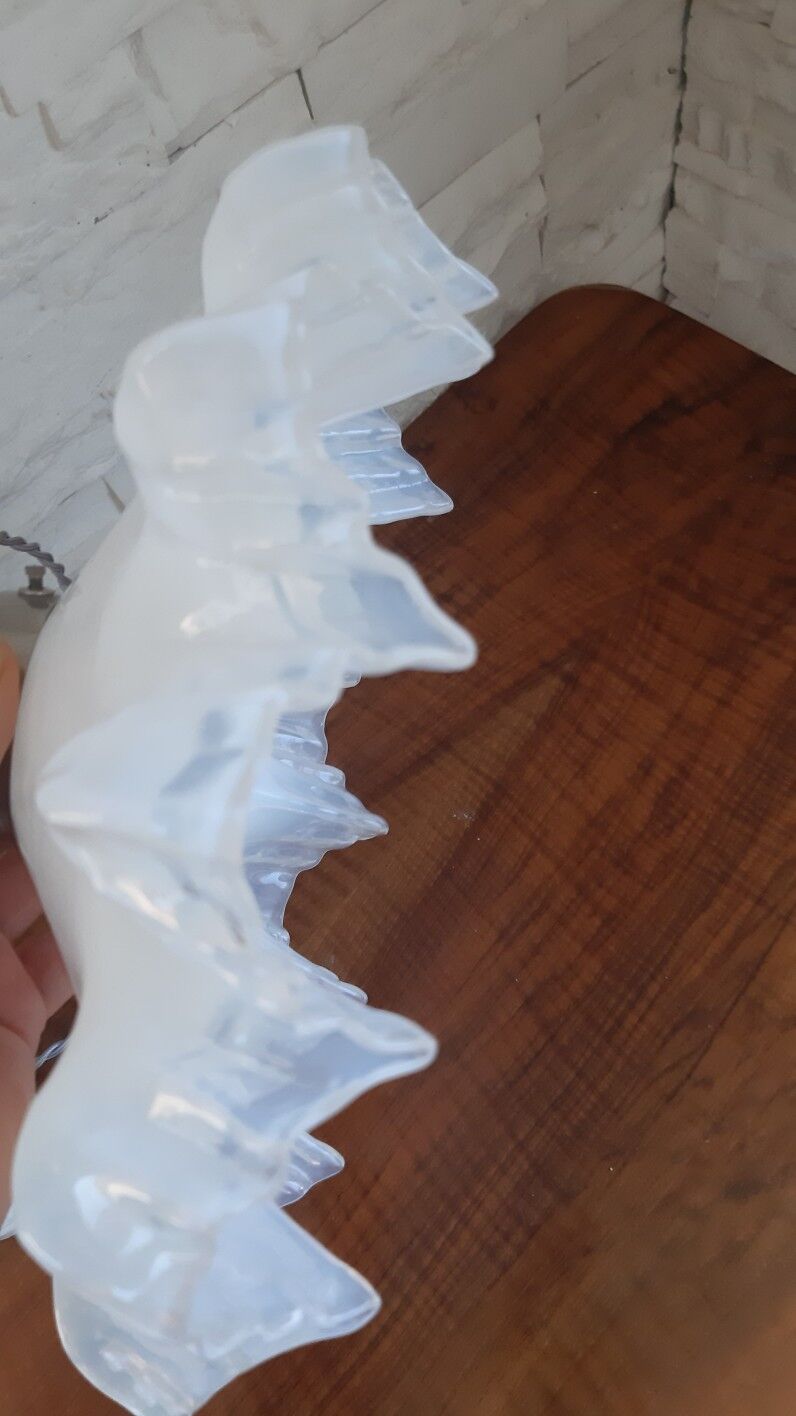 Opaline suspension opalescent glass