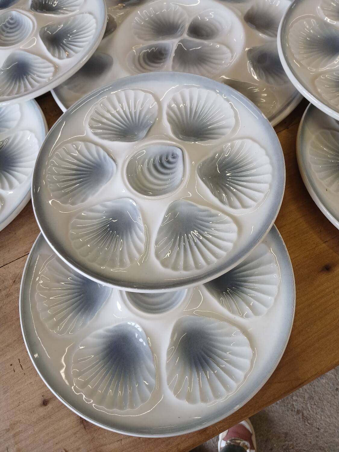 11 plates and 1 oyster dish Moulin des Loups