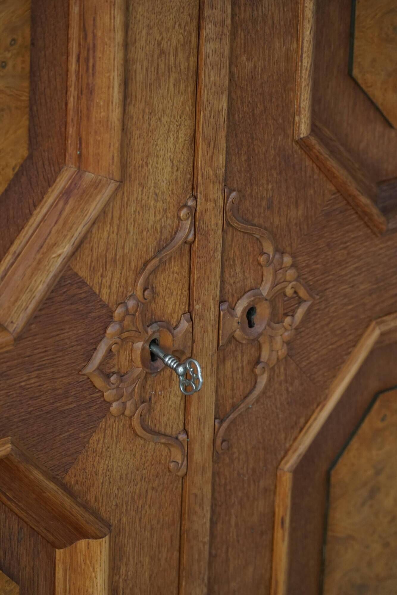 Classic sculptural Danish wardrobe in oak veneer and burl wood, 1950s.