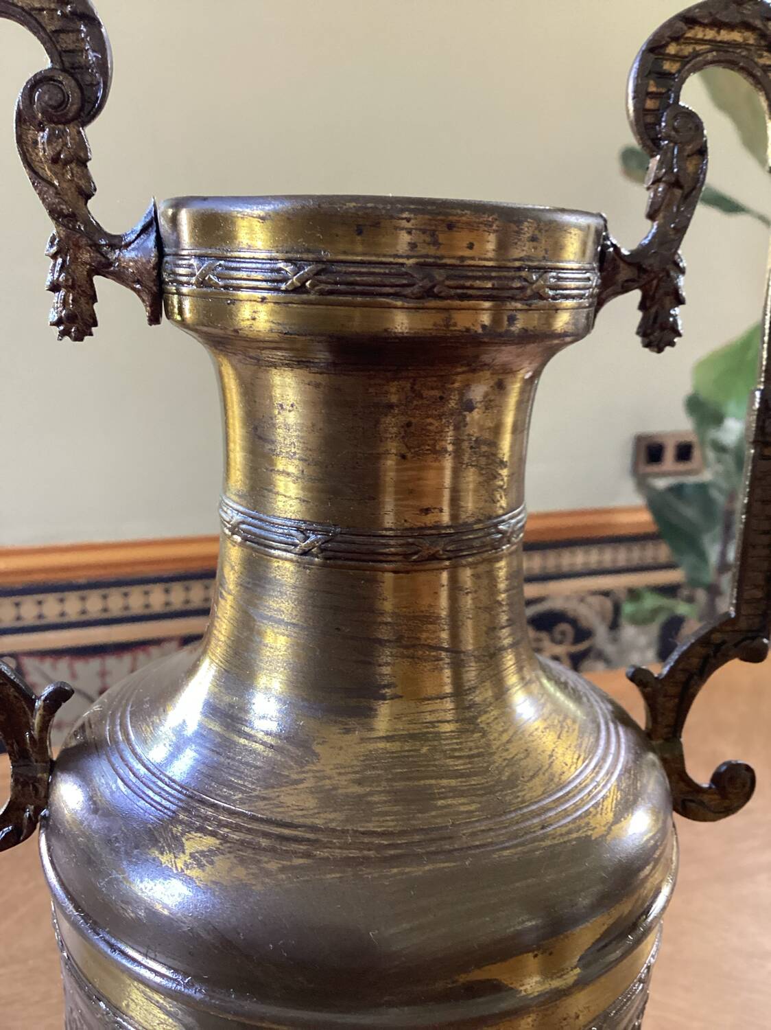 Amphora, large Napoleon III vase in brass.
