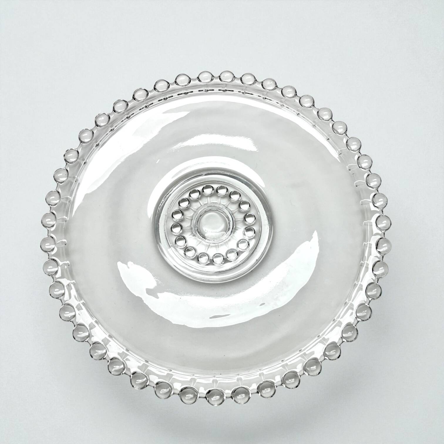 Plat Art Déco en verre moulé et perlé, 1900