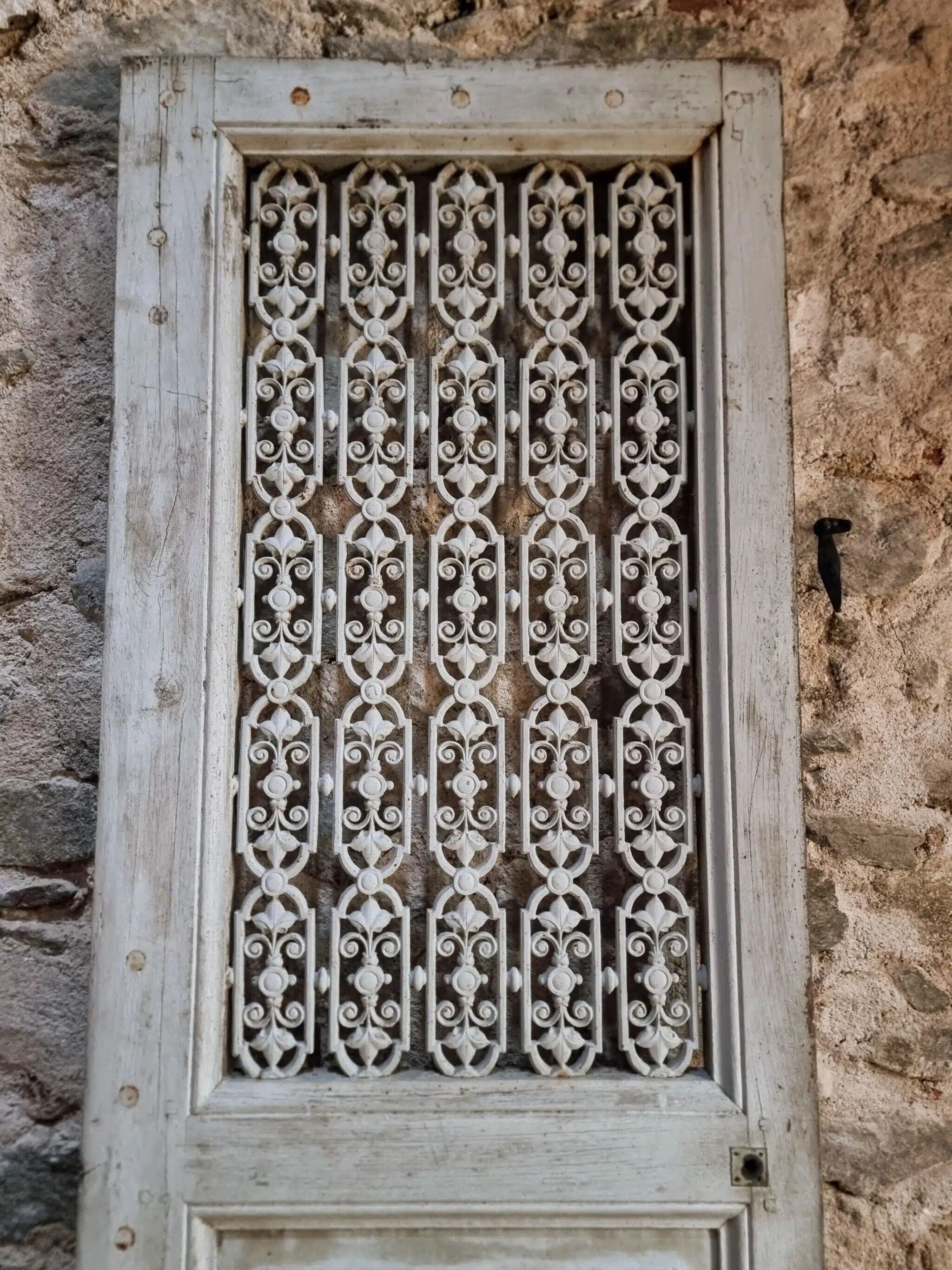 Porte d'entrée ancienne en chêne avec grille en fonte, récupération architecturale française