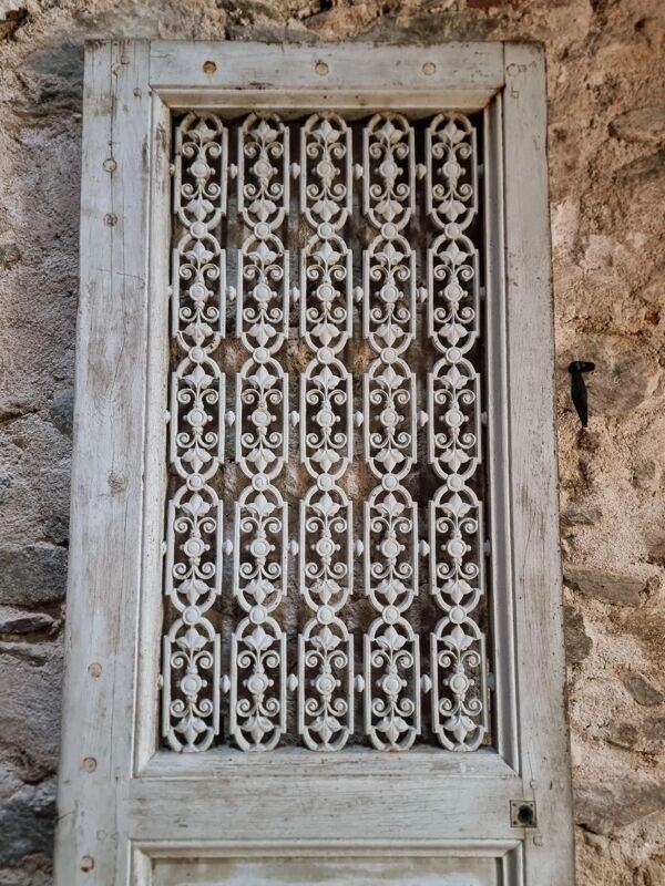 Porte d'entrée ancienne en chêne avec grille en fonte, récupération architecturale française
