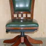 Modern captain's chair in leather, beech frame, adjustable.