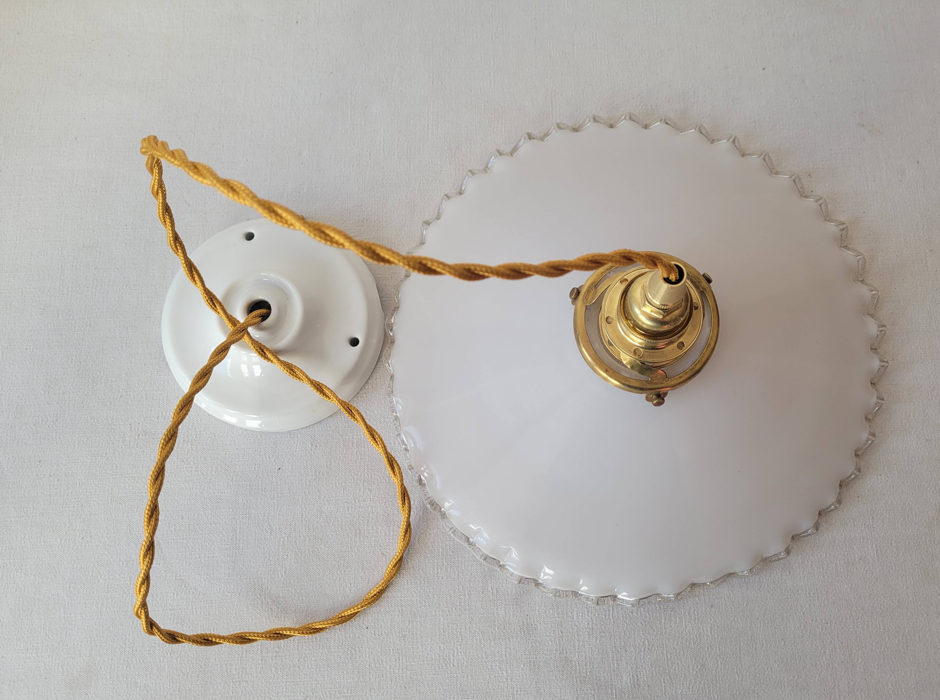 Pendant in serrated opaline