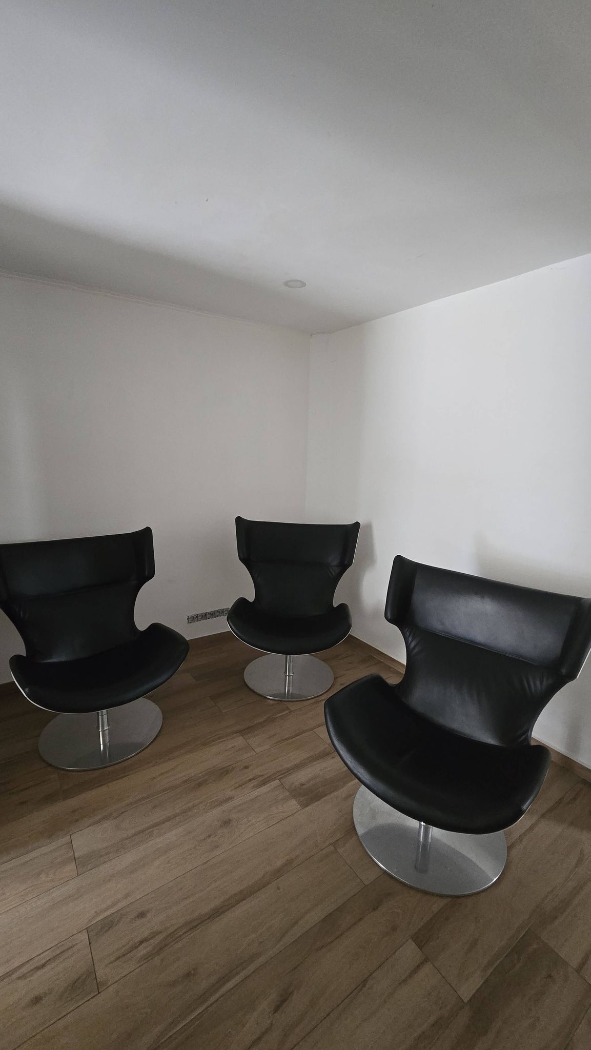 Artifort F976 design armchairs – black leather – swivel (x3)