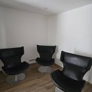 Artifort F976 design armchairs – black leather – swivel (x3)