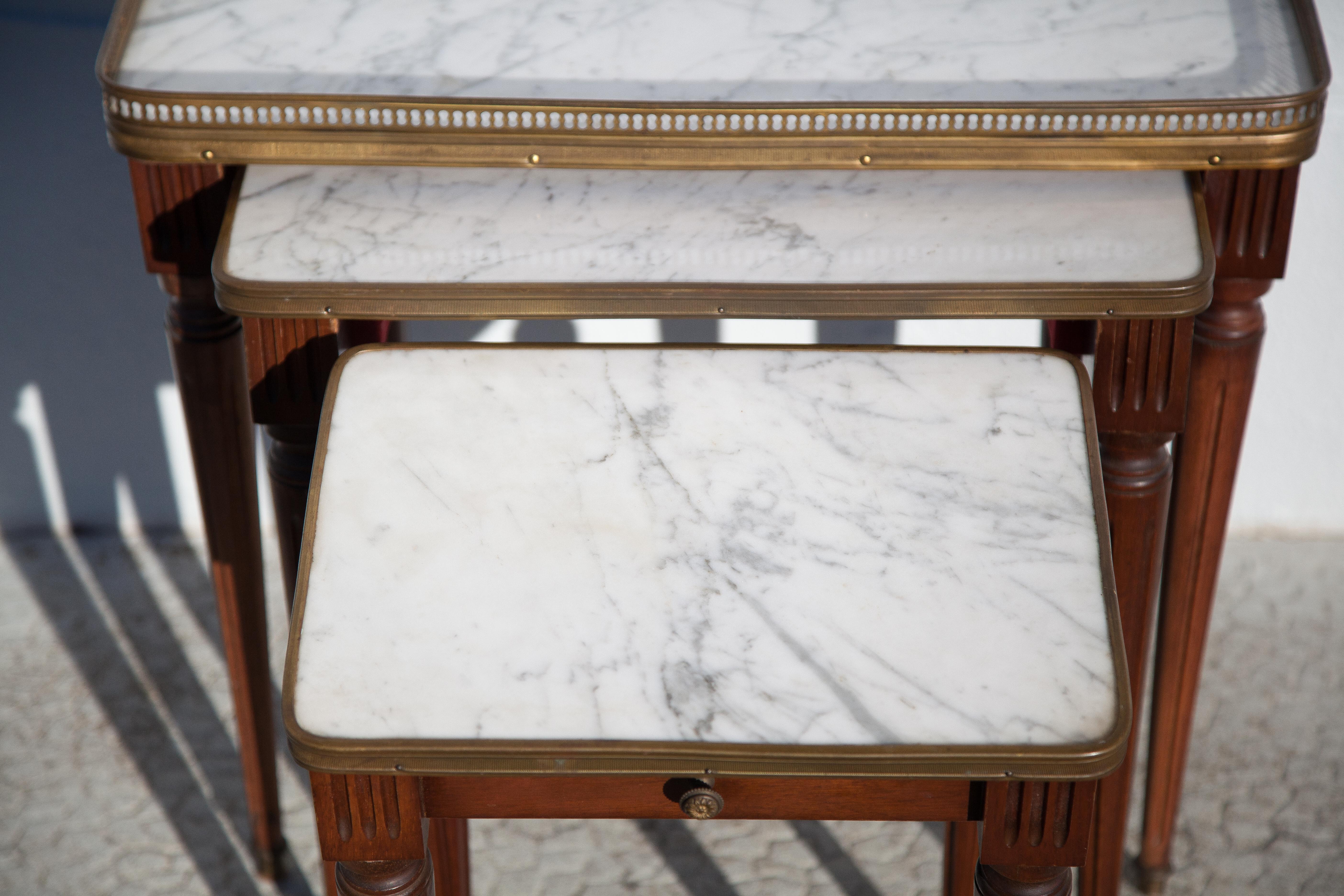 Tables gigognes bois et marbre, Louis XVI style