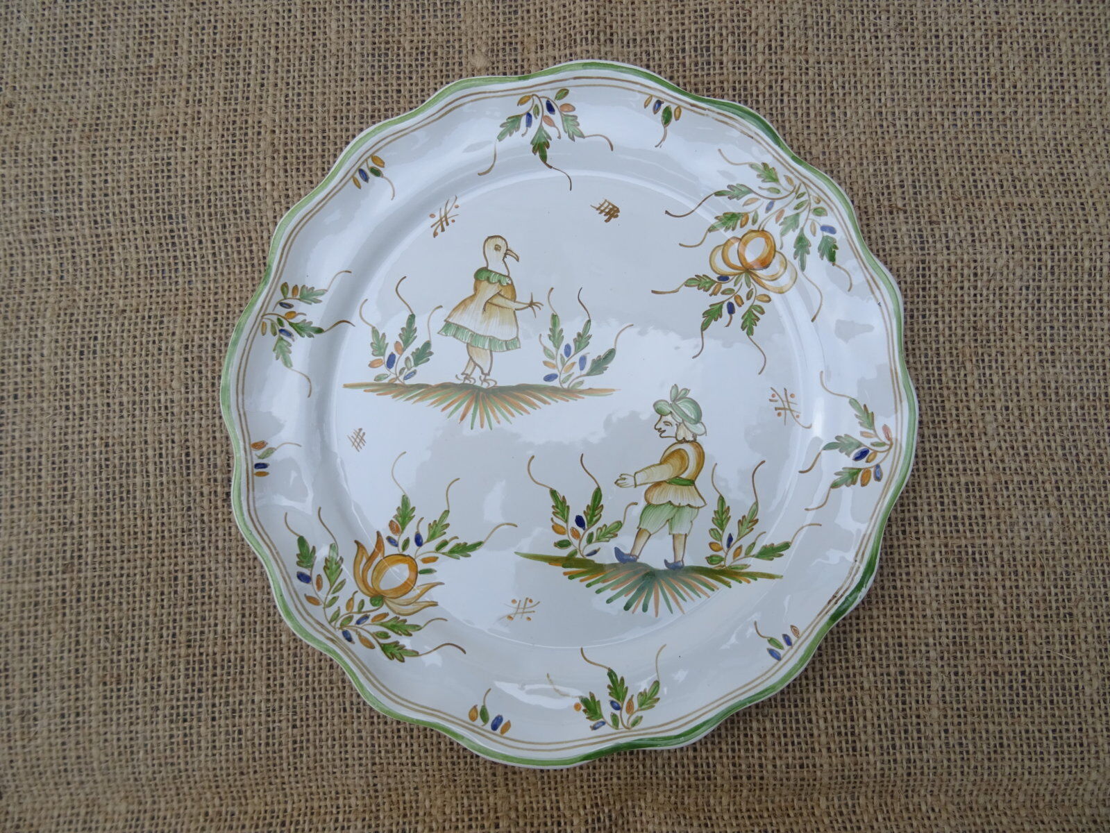 Assiette à décor de grotesque