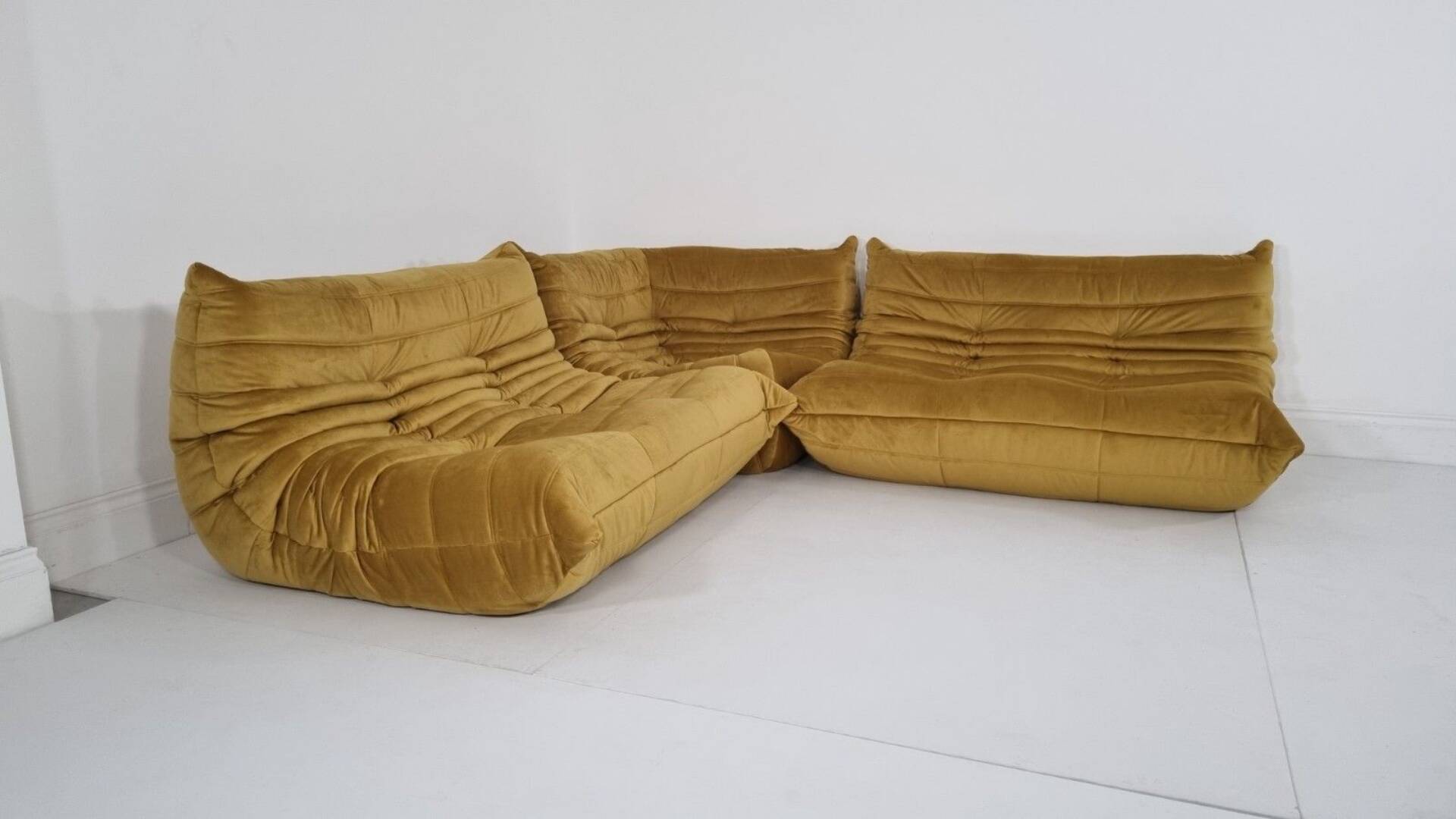 Ligne Roset Togo – 2 canapés 2 places et un élément d'angle.