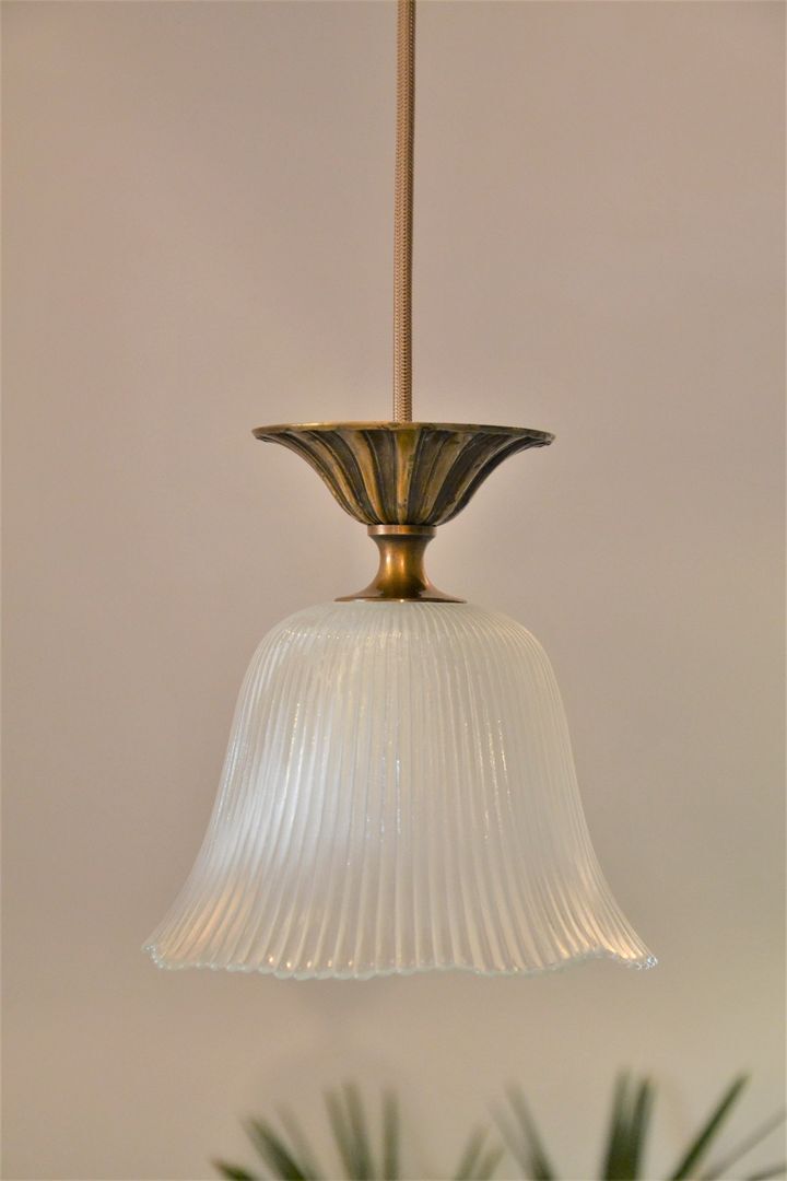 Suspension en verre strié et métal doré