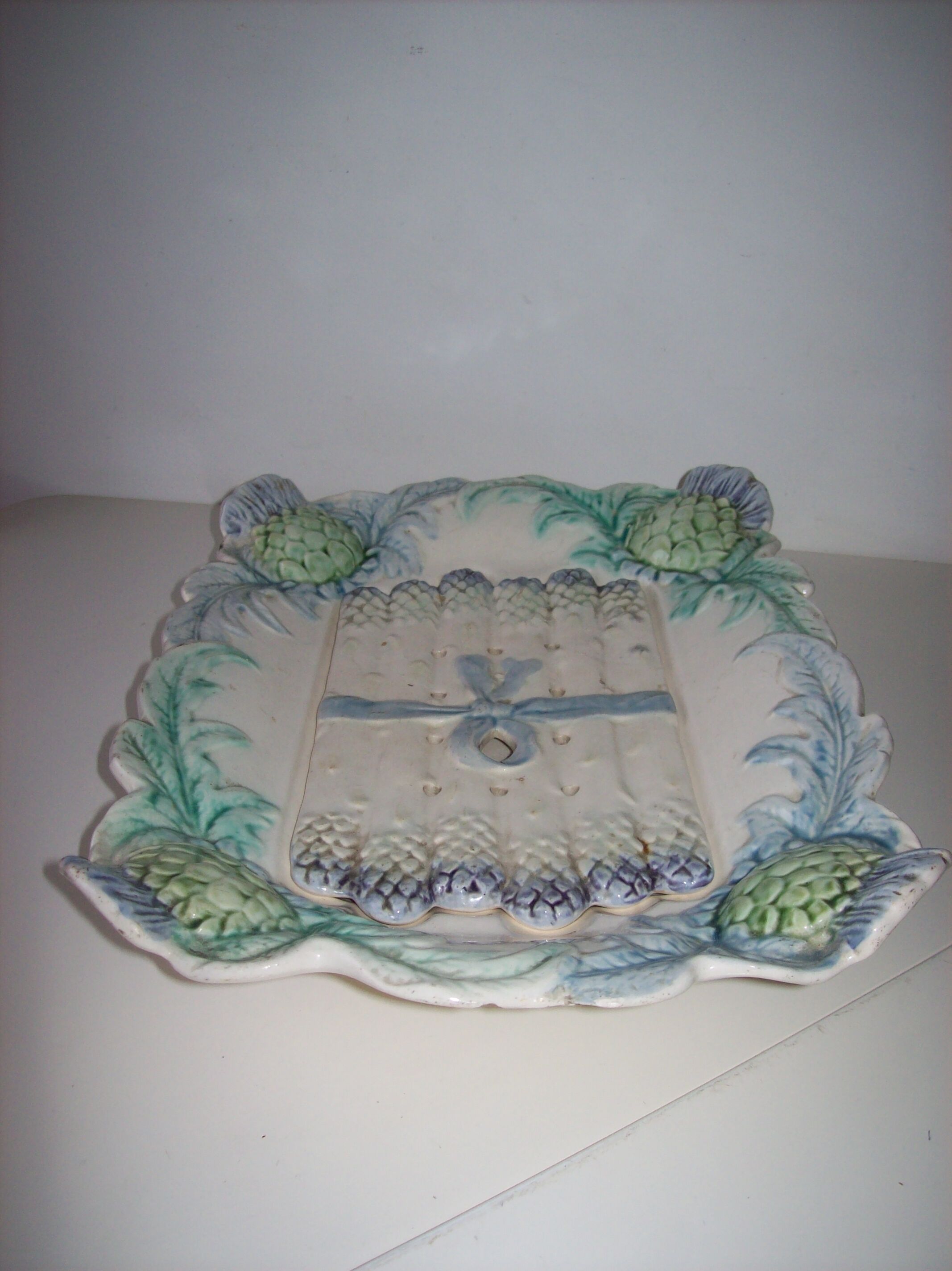 Asparagus dish and its drain