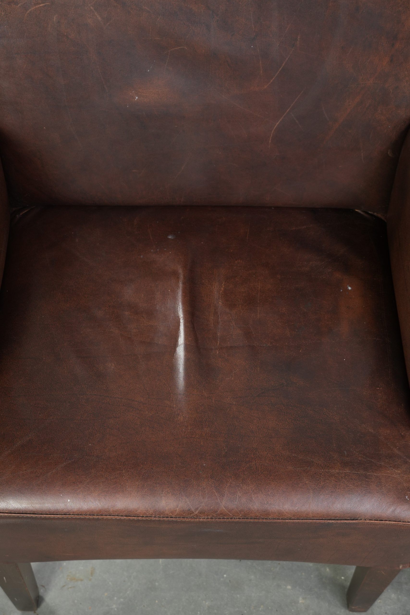 Set of 4 nicely finished dining chairs/side chairs with armrests made of cowhide leather