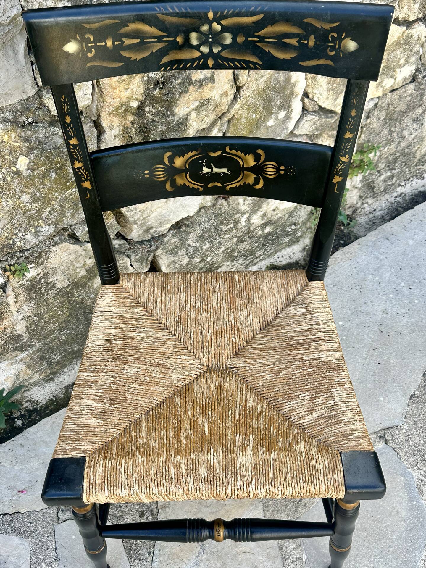 Chaise en bois peint dans le goût d’Hitchcock.