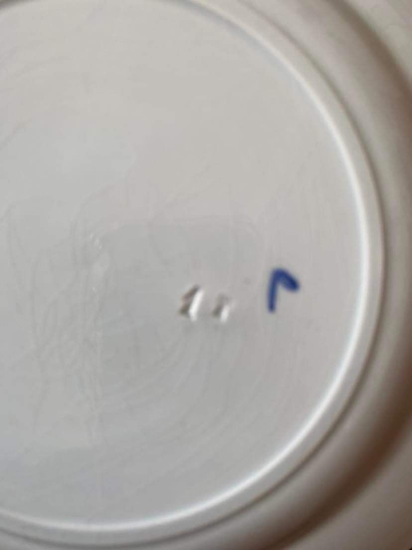 7 hand-painted flowered dinner plates.